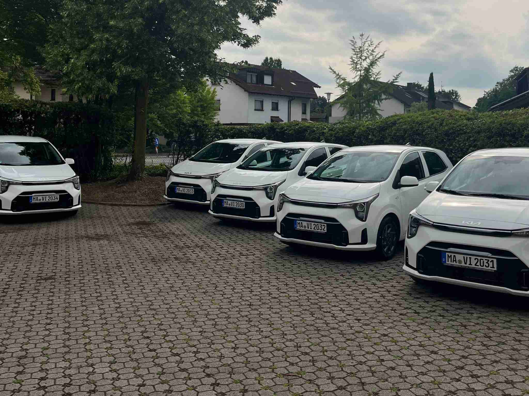 Aufstellung der neuen Fahrzeuge vor dem Heidelberger Büro
