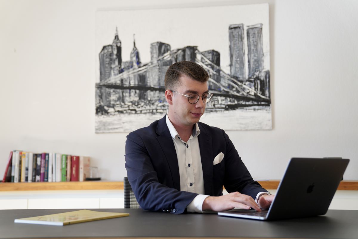 Lukas Perisset bei der Tarifanalyse am Schreibtisch