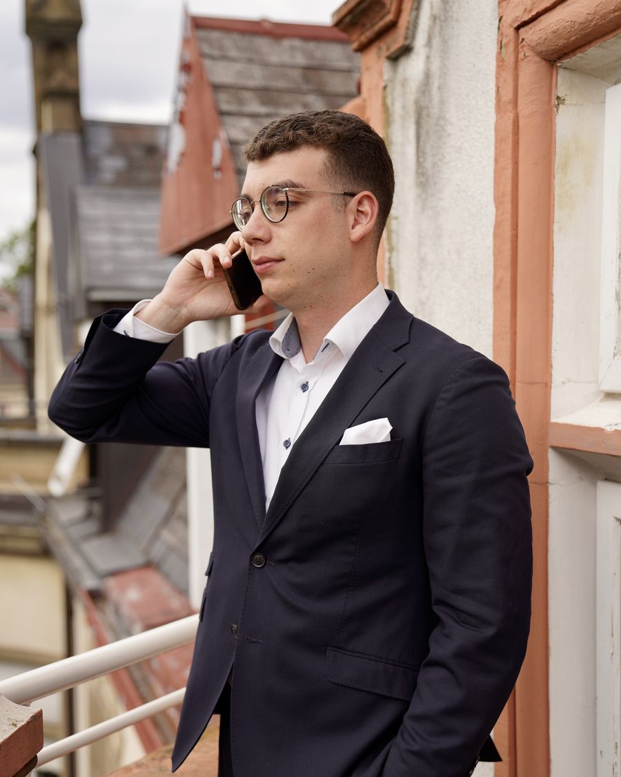 Lukas Perisset im Gespräch mit einem Beratungspartner