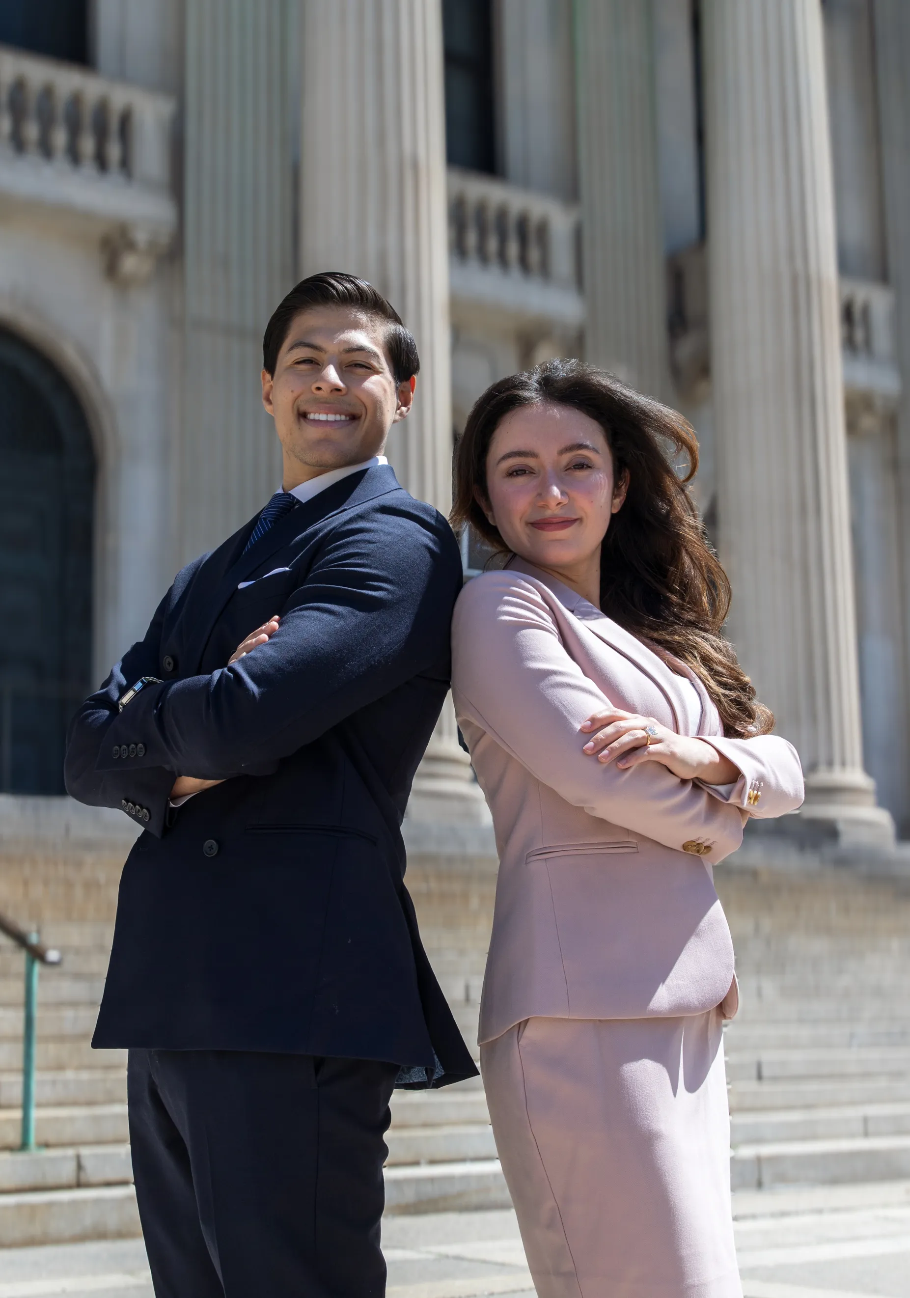Felipe Arzayus Domínguez y Stephanie Montesdeoca, abogados de Abogados Latinos, frente al tribunal en Nueva York