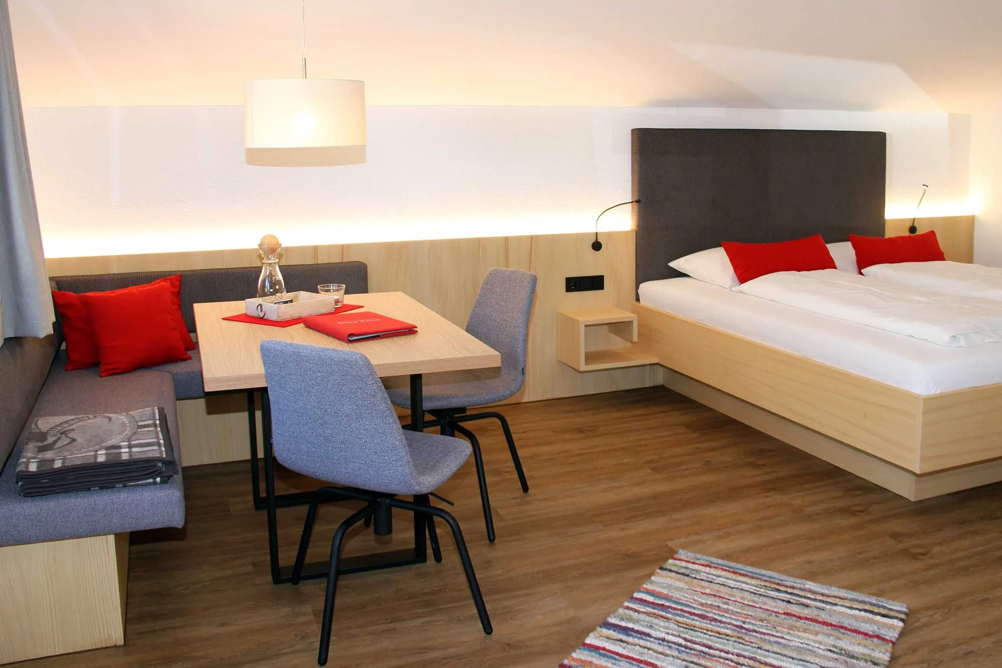 Wohn- und Schlafraum mit Doppelbett und Essecke in Ferienwohnung 4