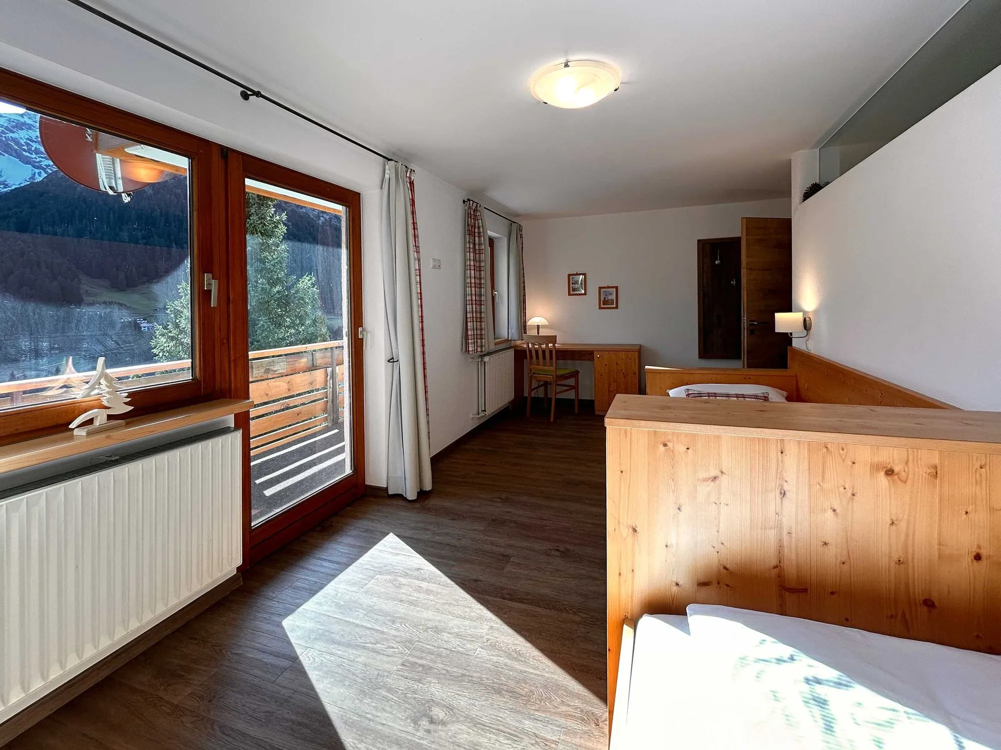 Schlafzimmer mit zwei Einzelbetten in Ferienwohnung 2