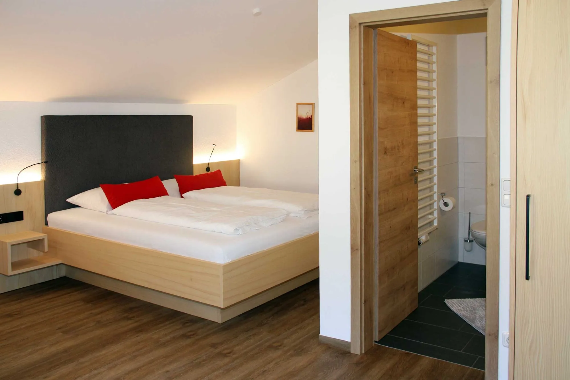 Doppelbett mit Polsterkopfteil in Ferienwohnung 4