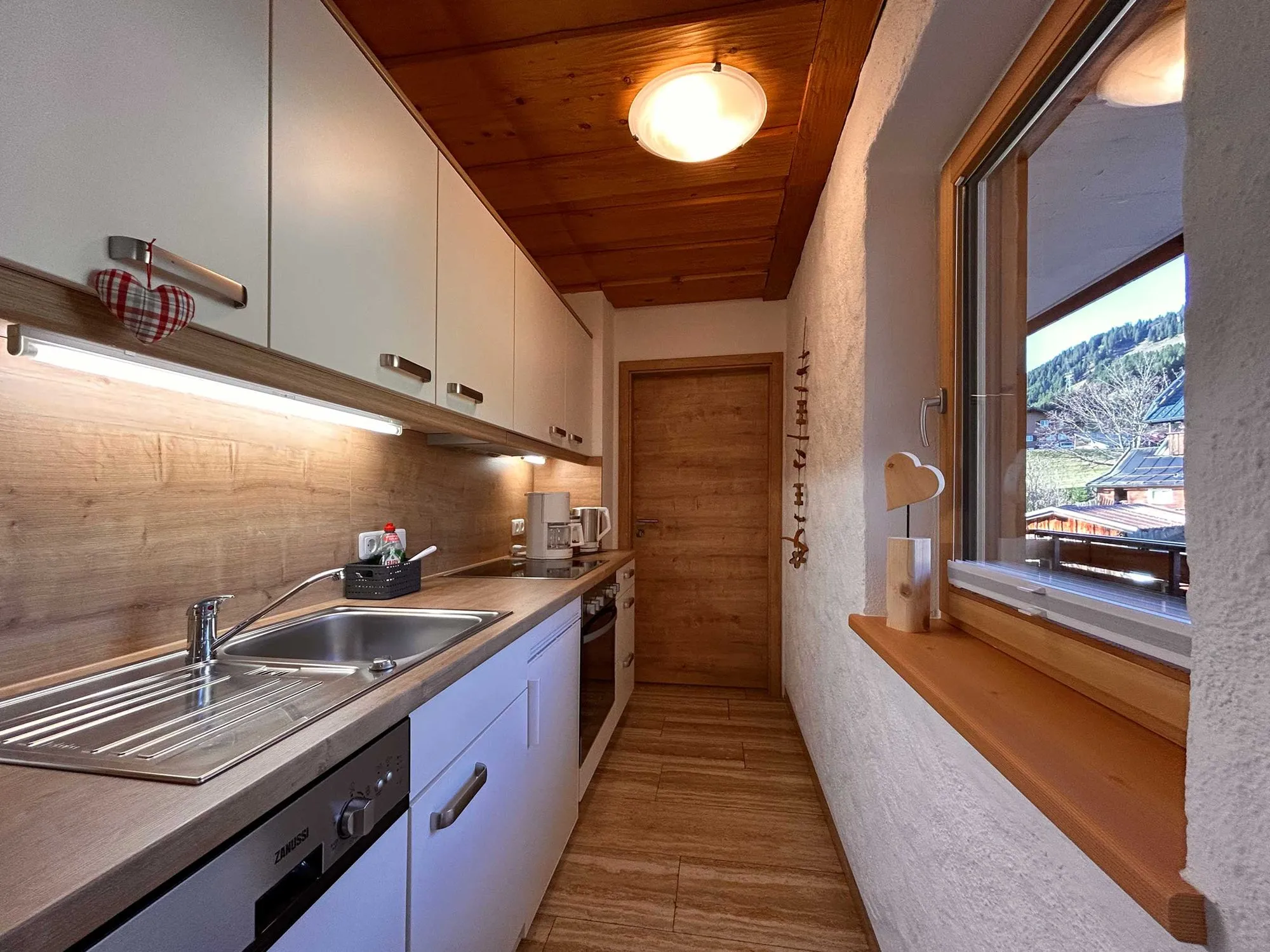 Küchenzeile mit Fenster in Ferienwohnung 4