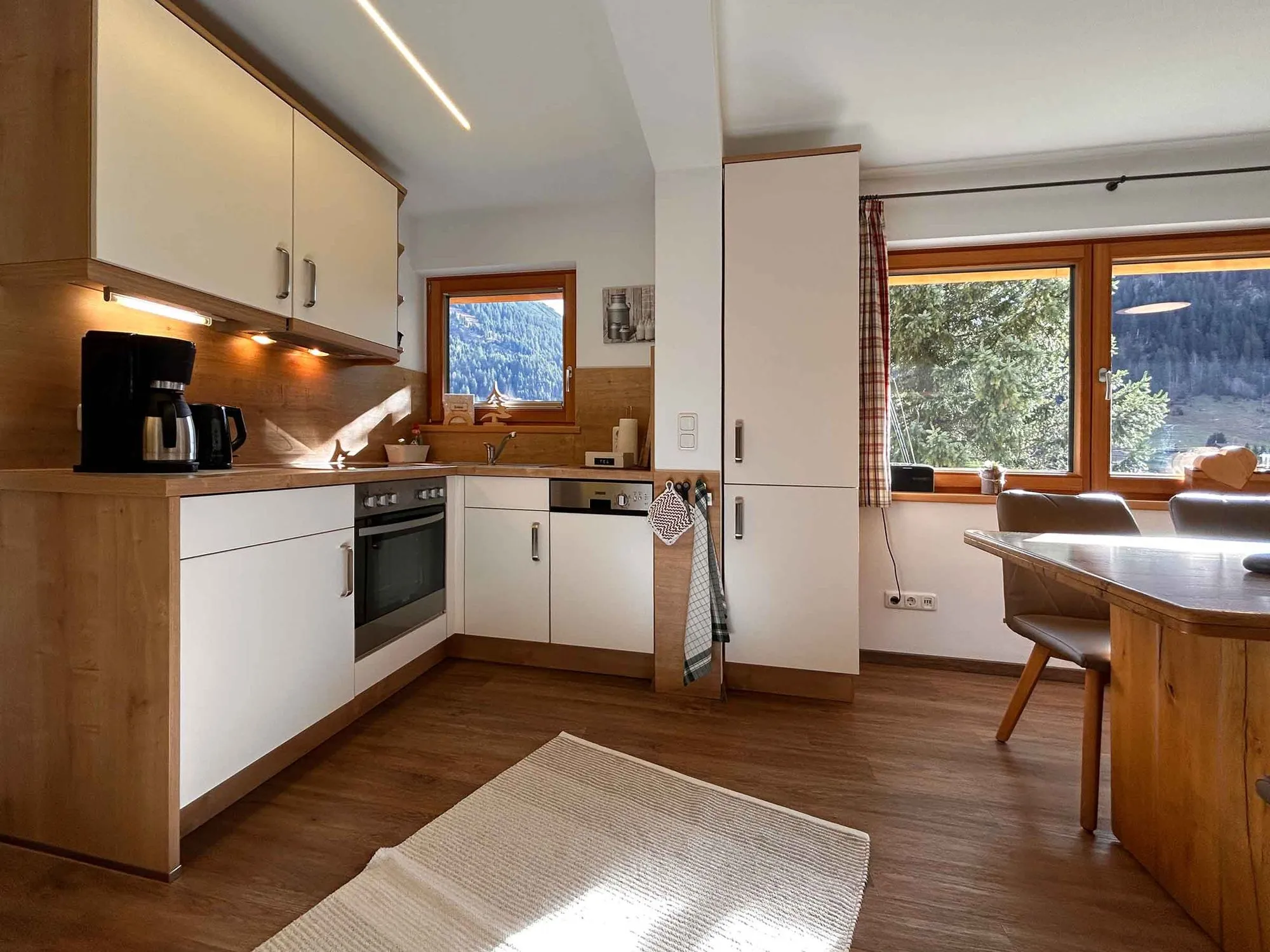 Küche mit Essplatz am Fenster in Ferienwohnung 3