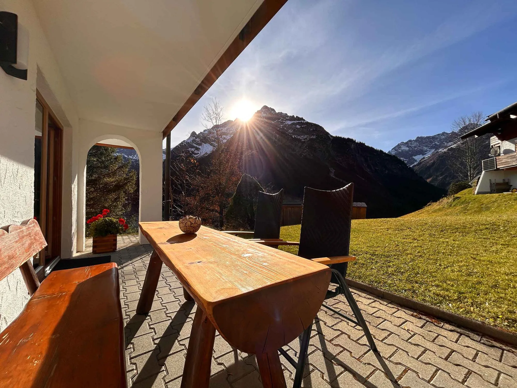 Sonnenterrasse mit Holztisch und Bergblick bei Ferienwohnung 3