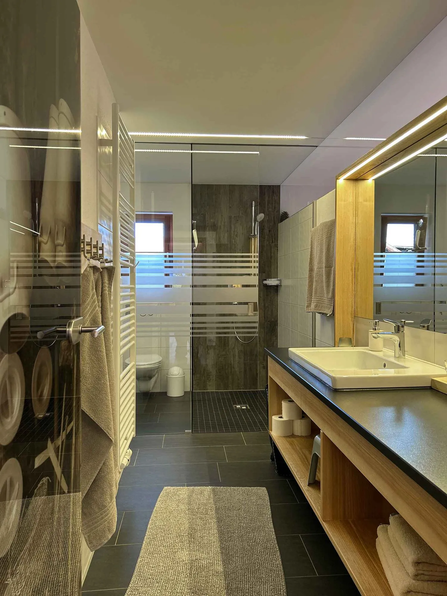 Bad mit begehbarer Dusche in Ferienwohnung 3