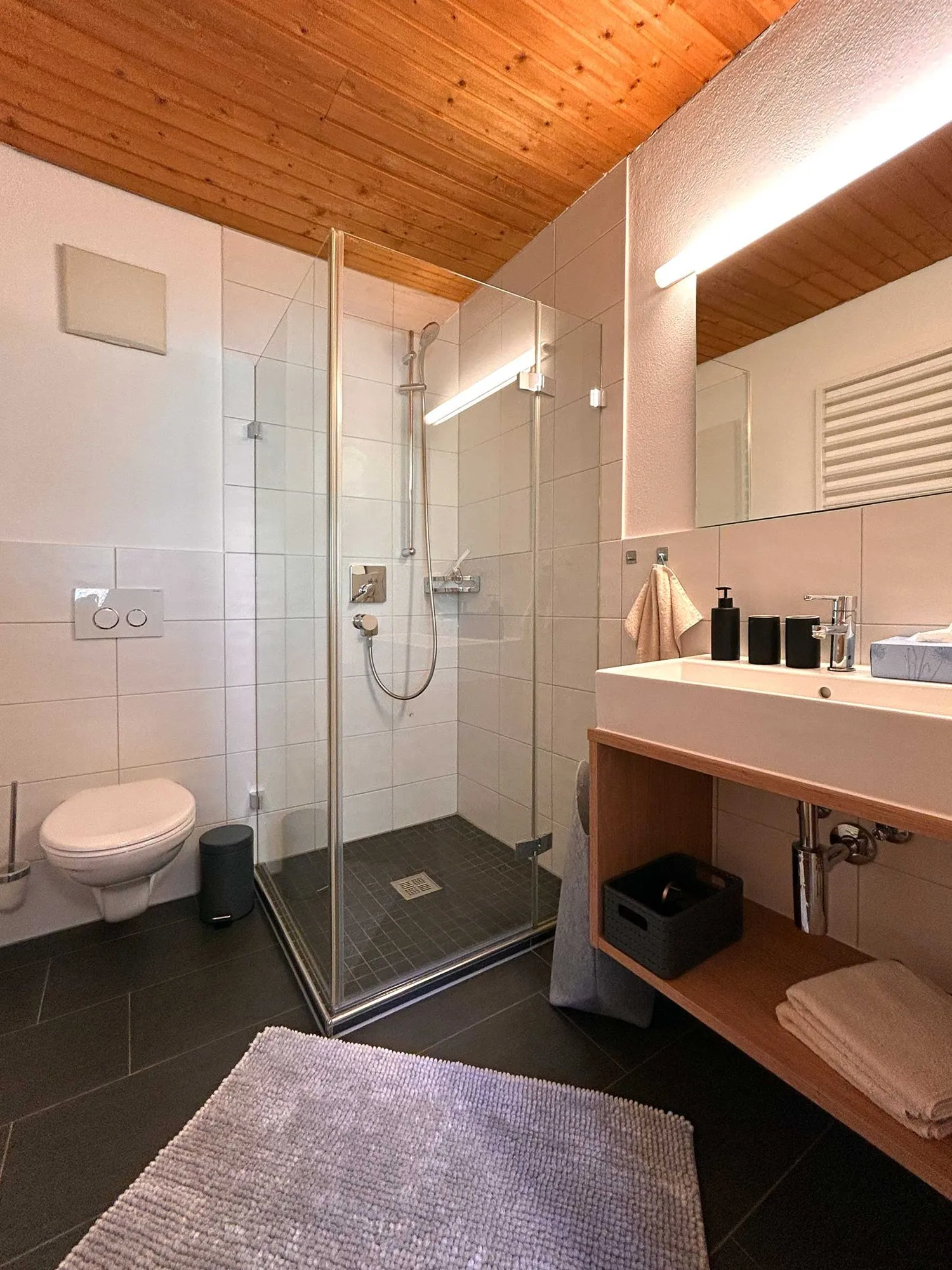 Bad mit Glasdusche in Ferienwohnung 4