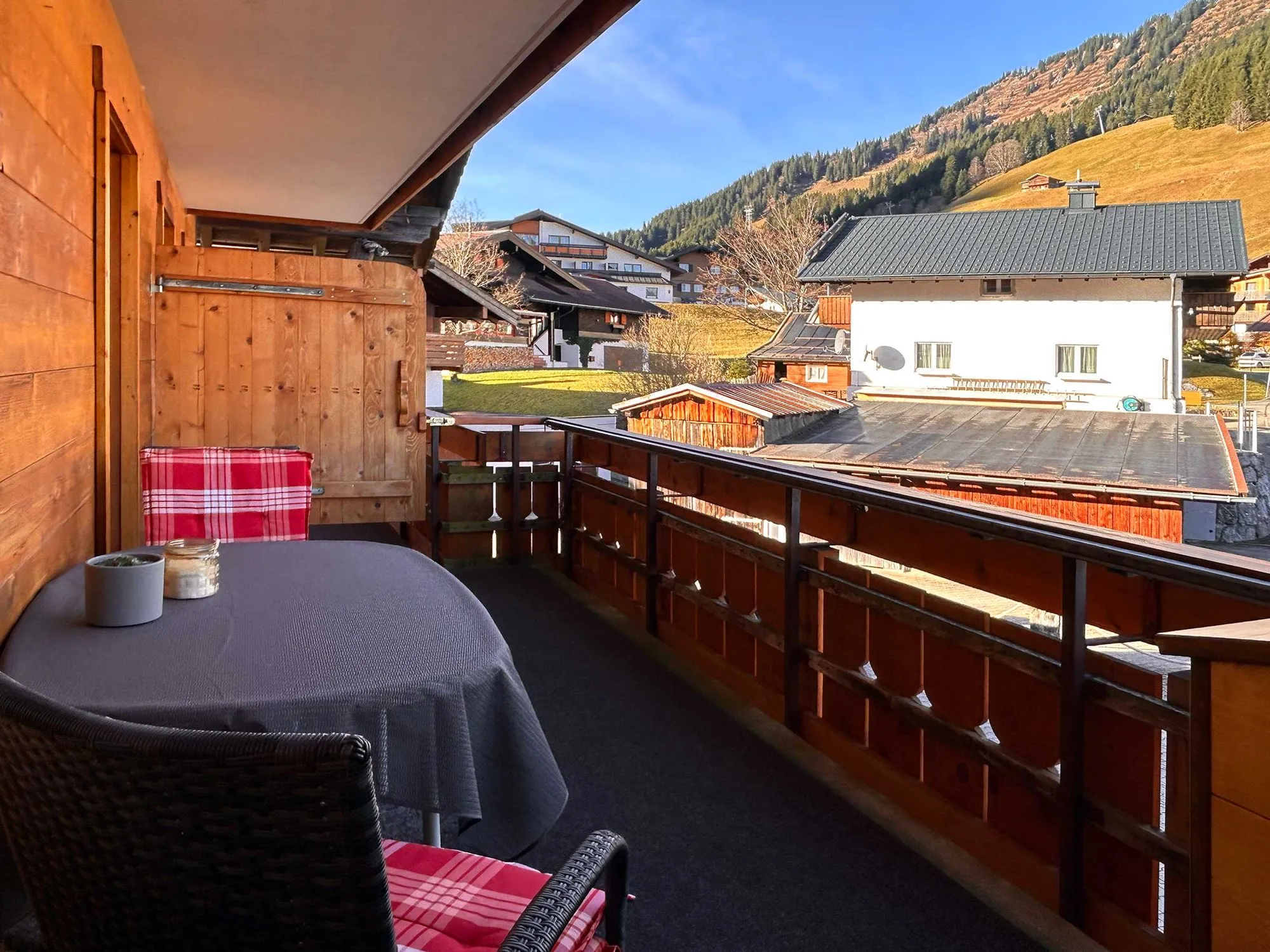 Balkon mit Sitzplatz und Blick auf Mittelberg bei Ferienwohnung 4