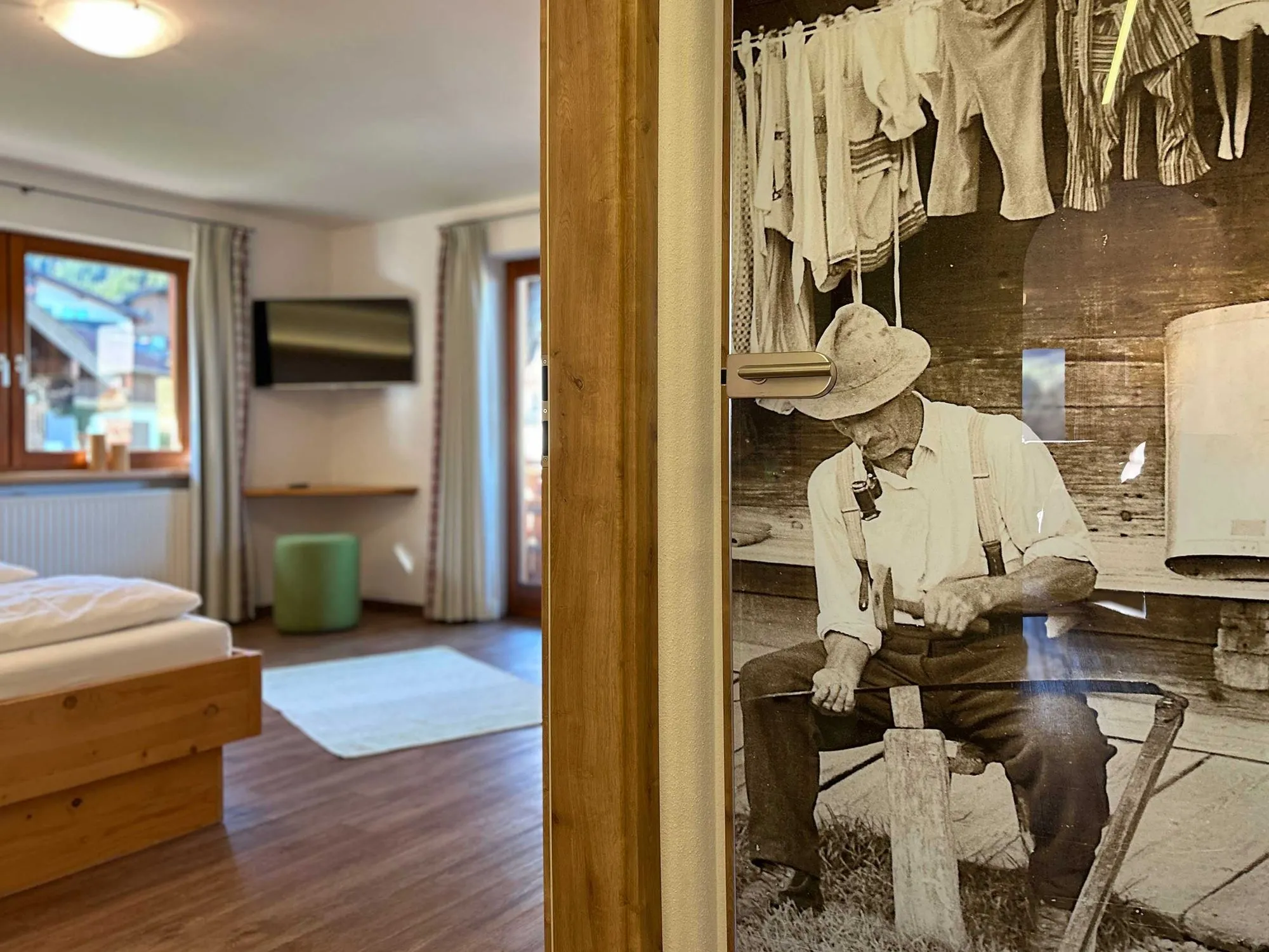 Schlafzimmer mit historischem Walser Foto in Ferienwohnung 2