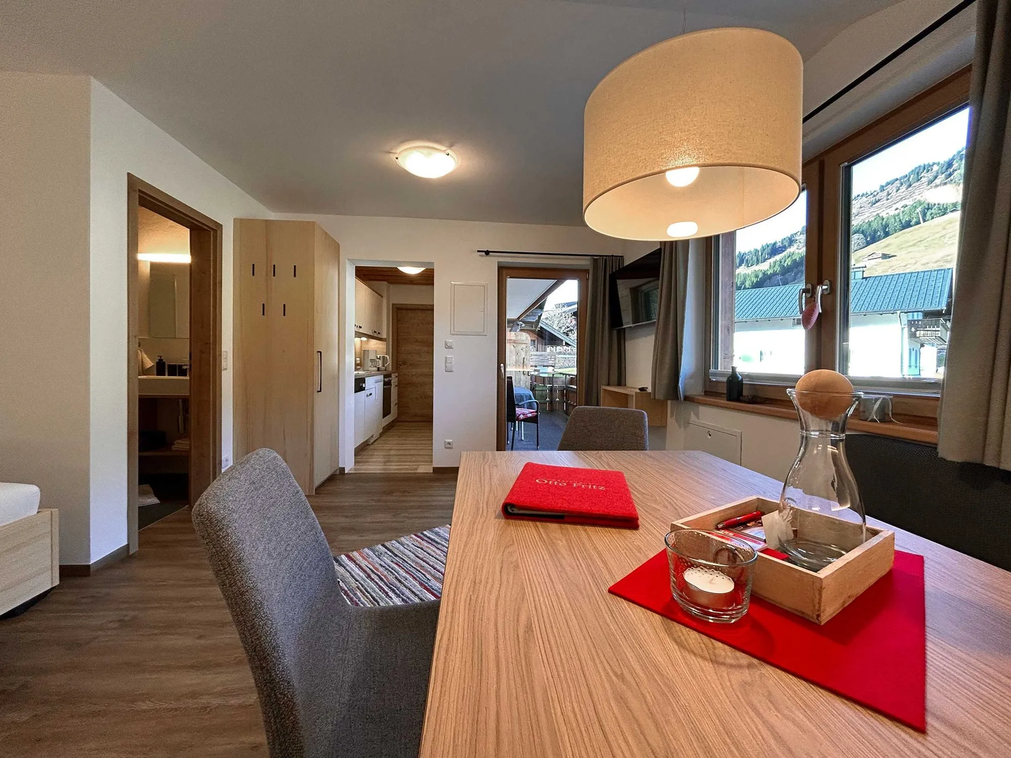 Essplatz mit Holztisch in Ferienwohnung 4
