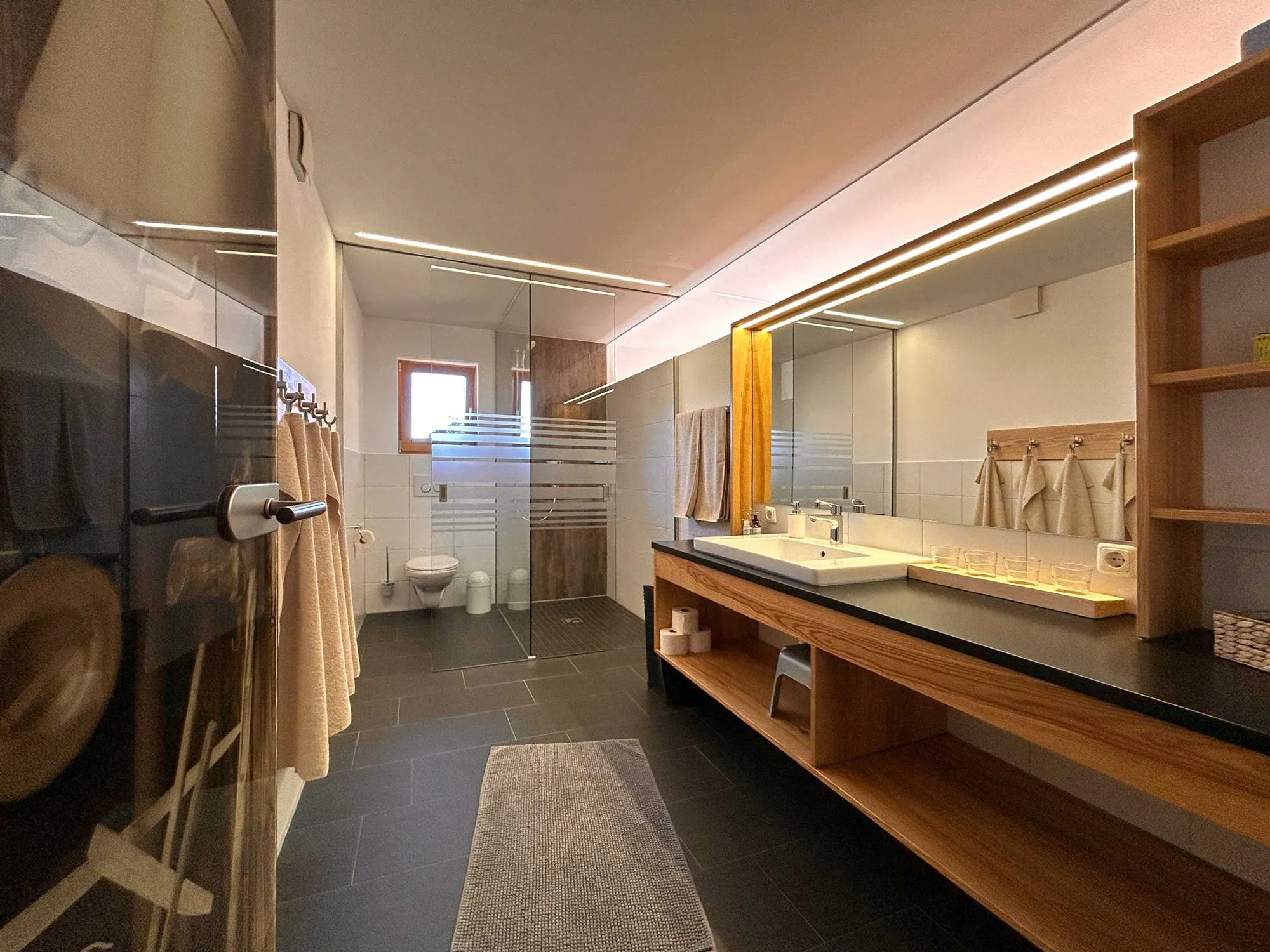Großes Bad mit begehbarer Dusche in Ferienwohnung 2