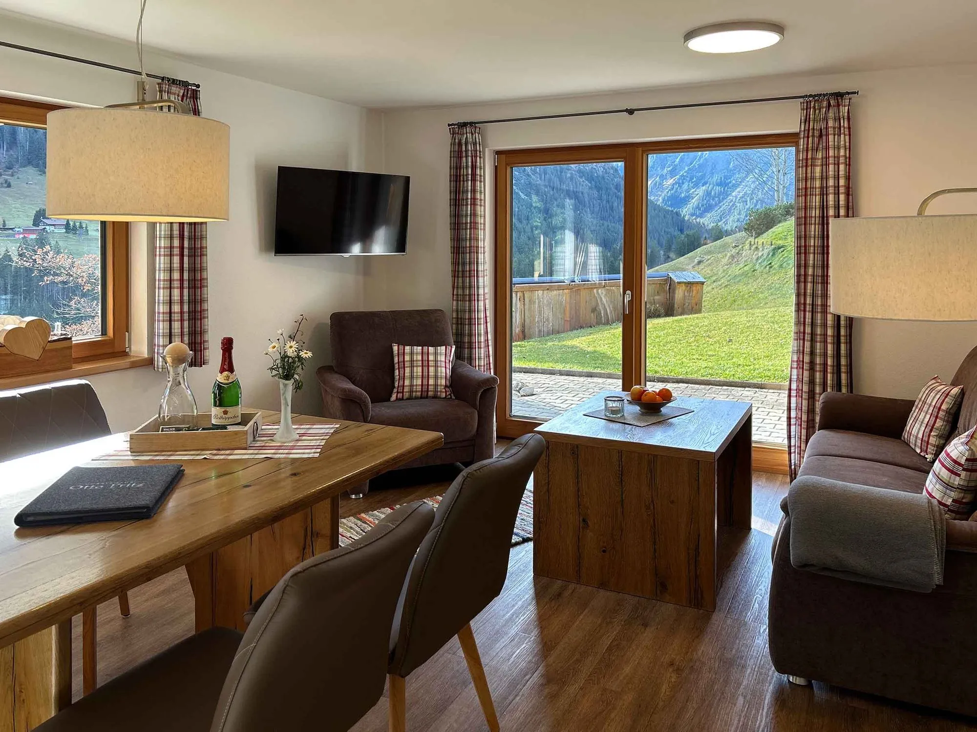 Helles Wohn- und Esszimmer mit Terrassentür in Ferienwohnung 3
