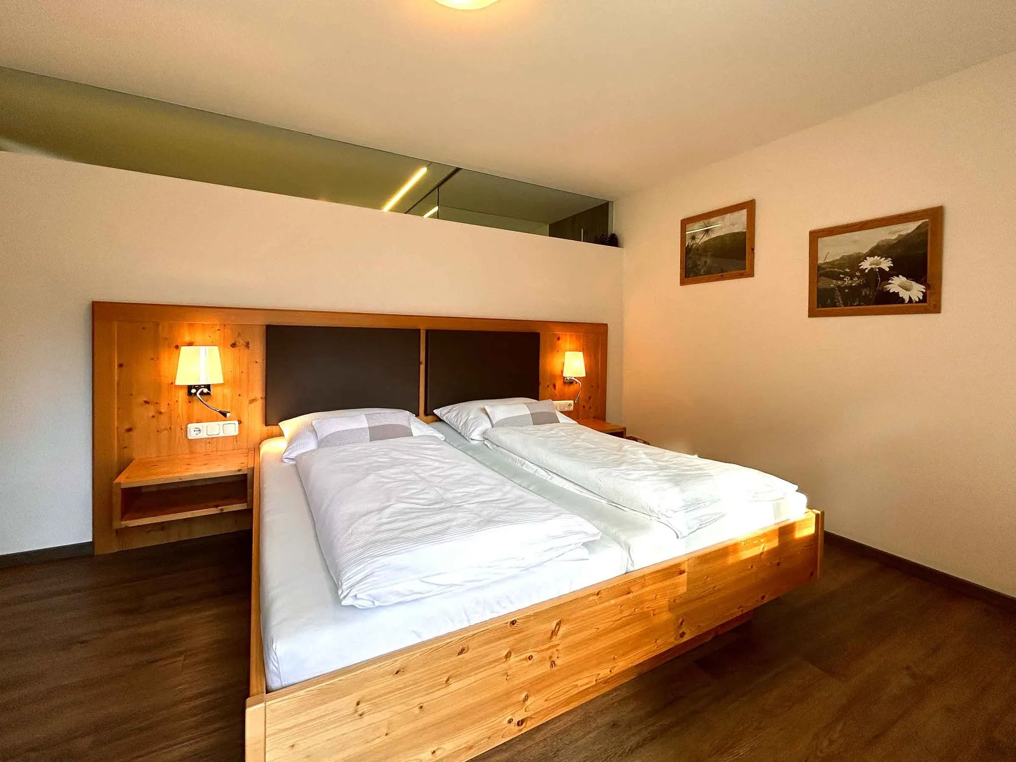 Schlafzimmer mit Doppelbett aus Holz in Ferienwohnung 3