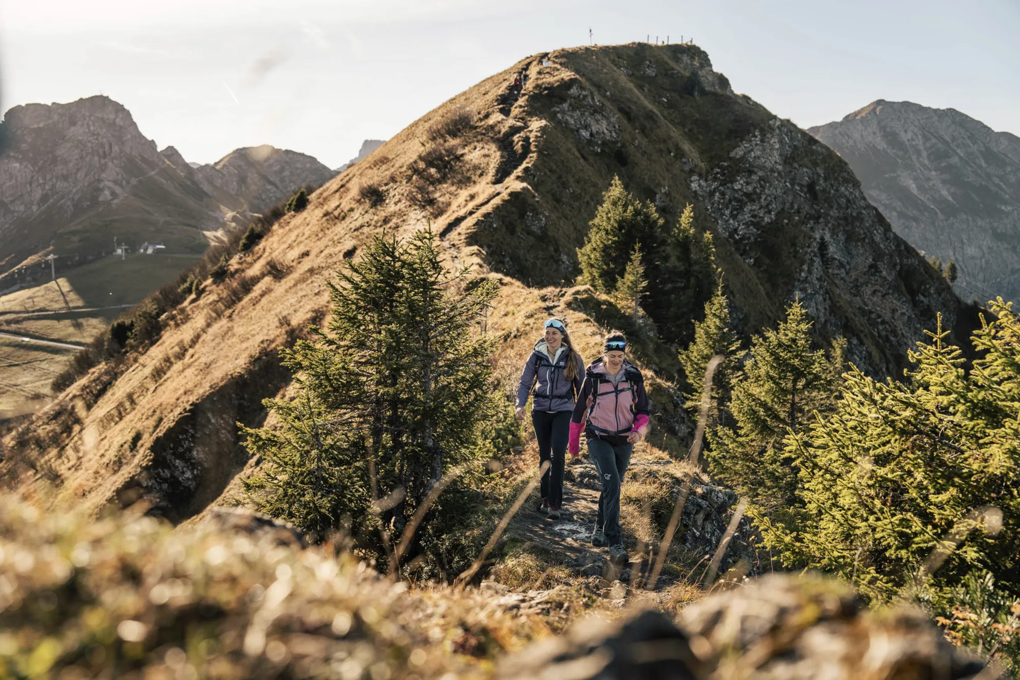 Wanderer auf einem Grat im herbstlichen Kleinwalsertal