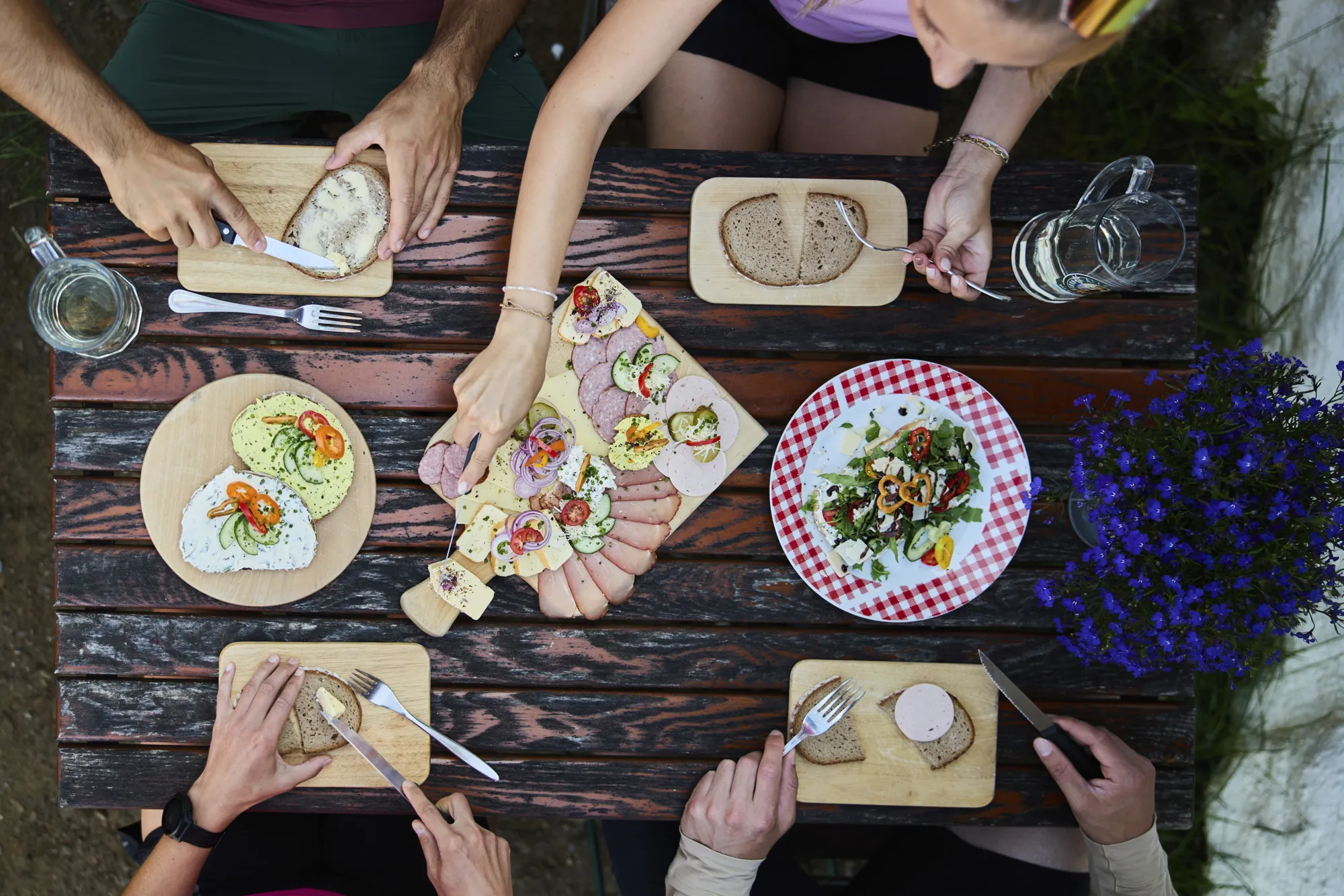Brötzeit mit regionalen Spezialitäten auf der Alpe Kuhgehren