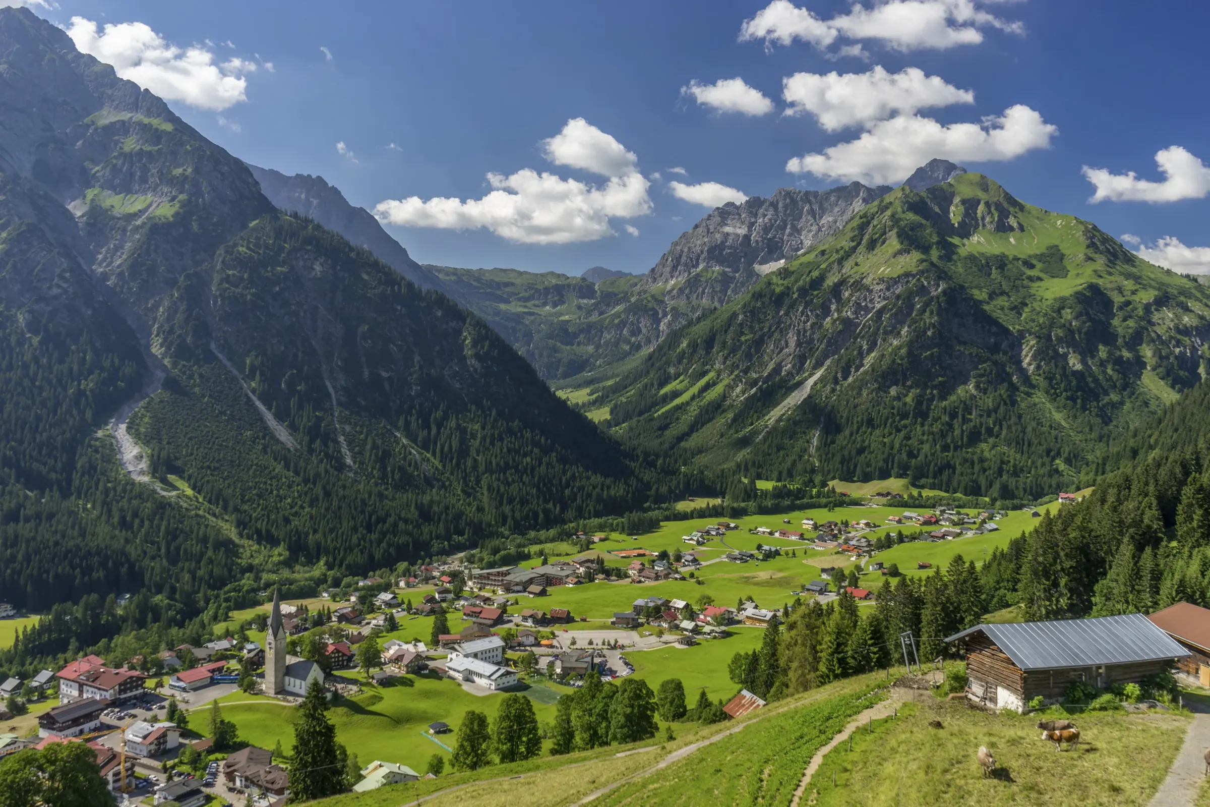 Blick auf Mittelberg im Kleinwalsertal im Sommer