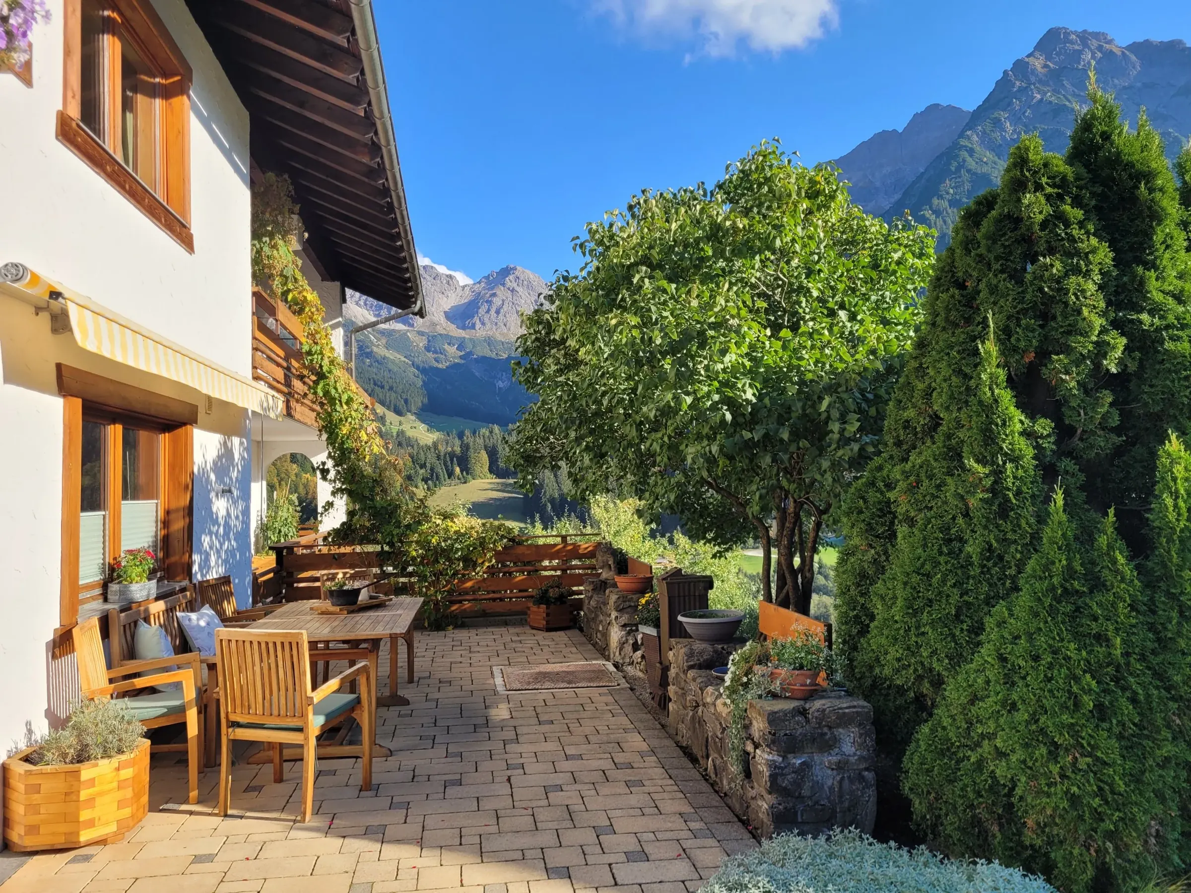 Sonnenterrasse des Gästehauses Otto Fritz mit Sitzplatz und Blick ins Wildental