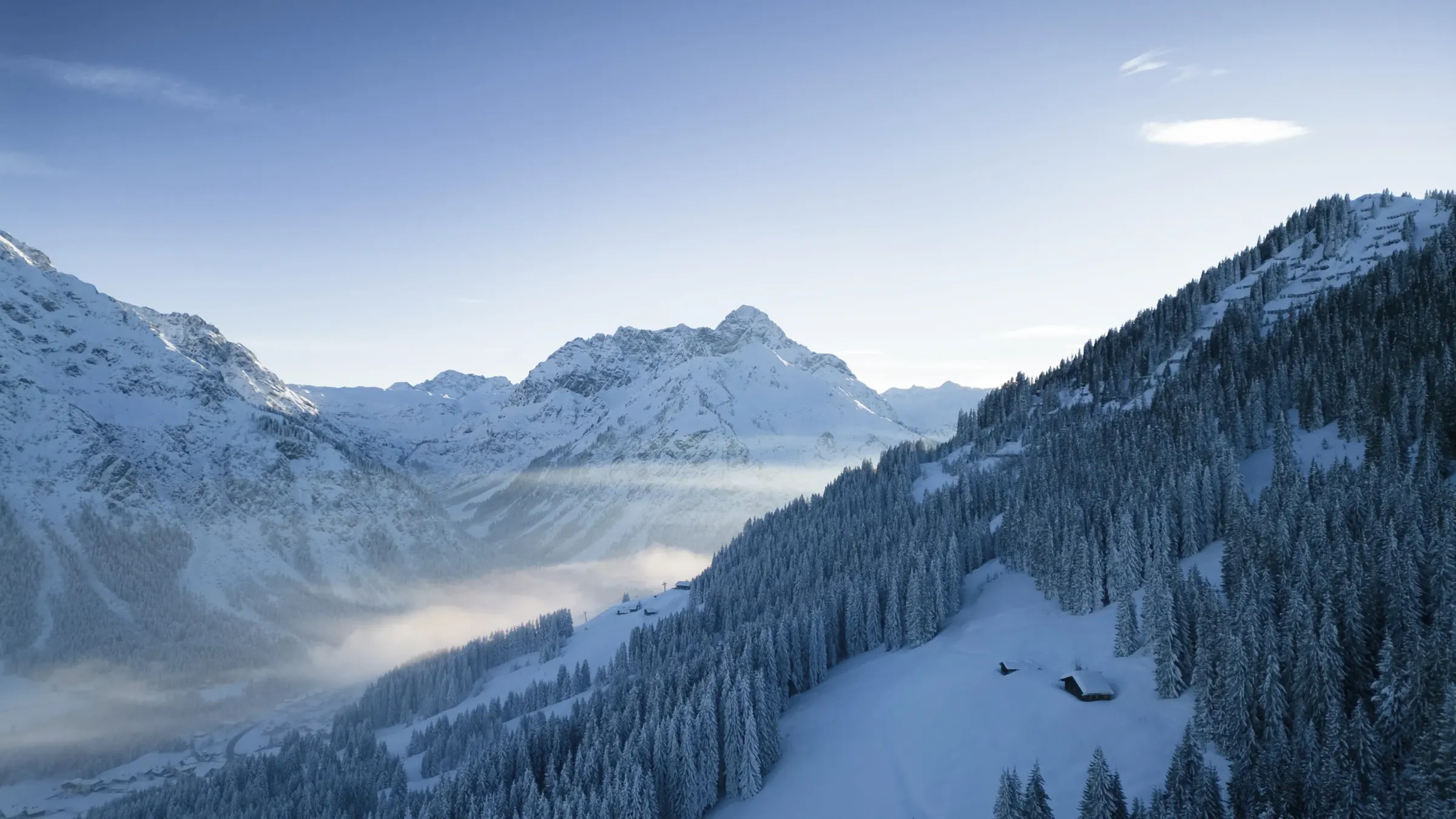 Verschneite Winterlandschaft im Kleinwalsertal aus der Luft