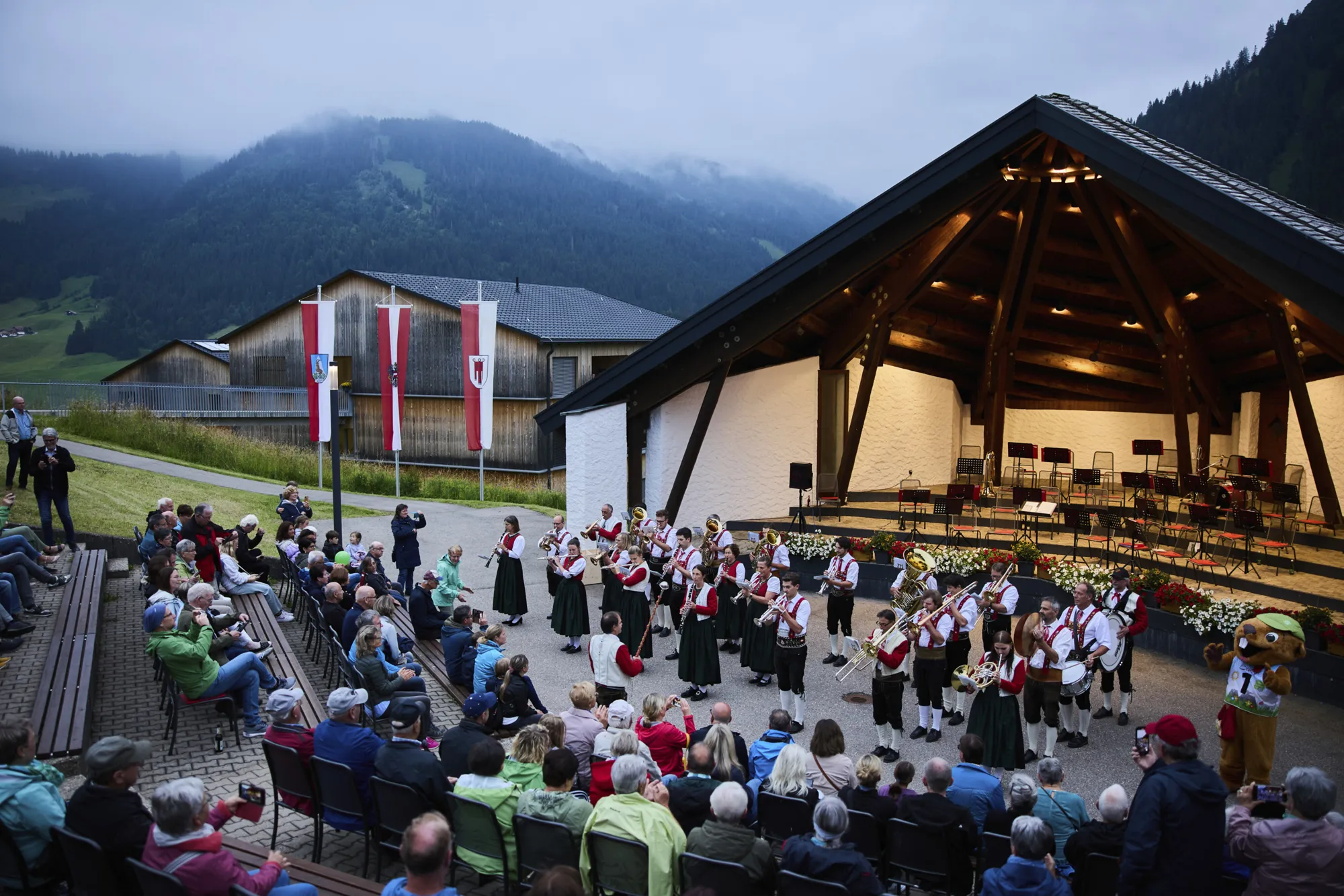 Trachtenkapelle Harmonie Mittelberg spielt beim Sommerkonzert im Dorfkern von Mittelberg