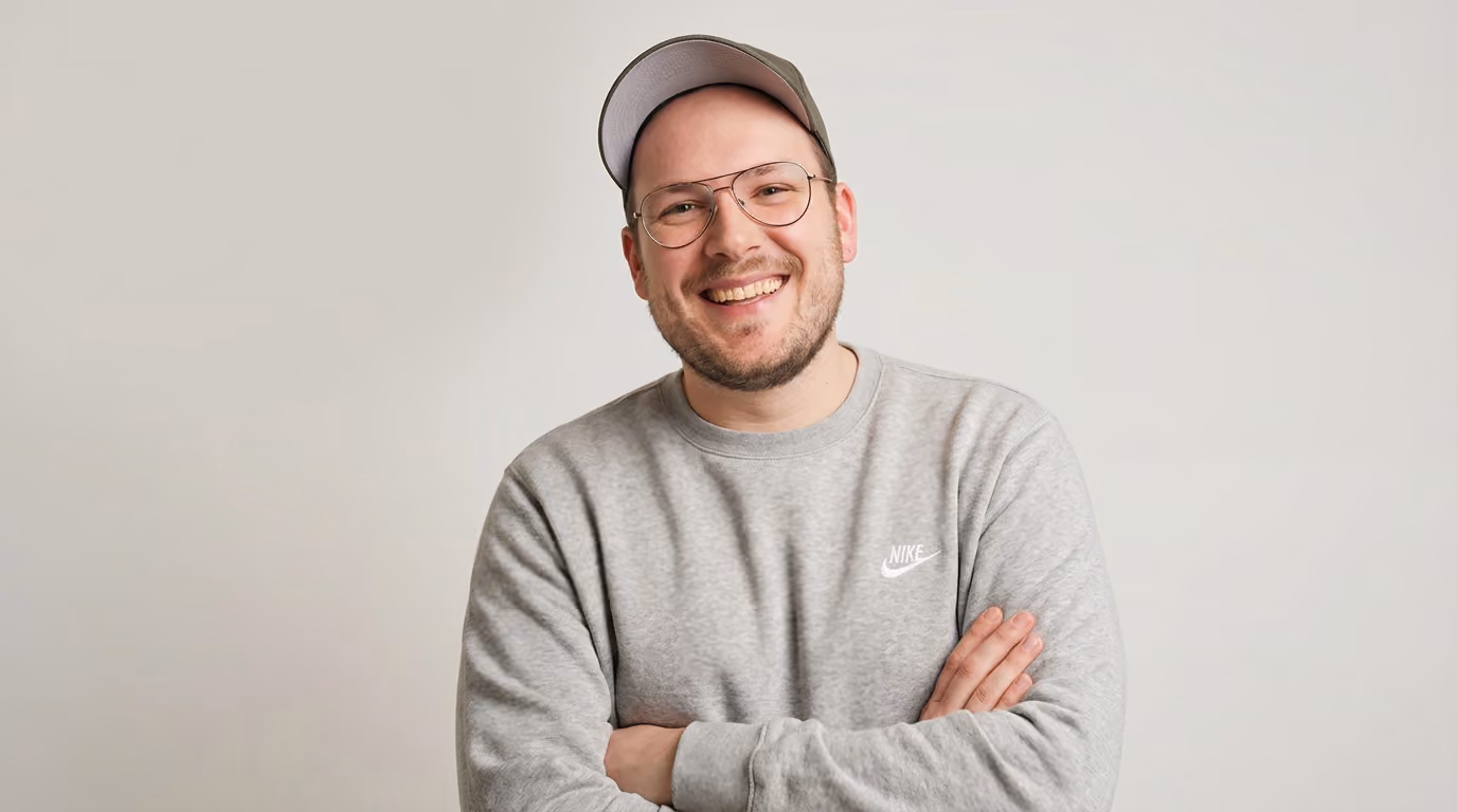 Marius Adam mit Cap am Laptop