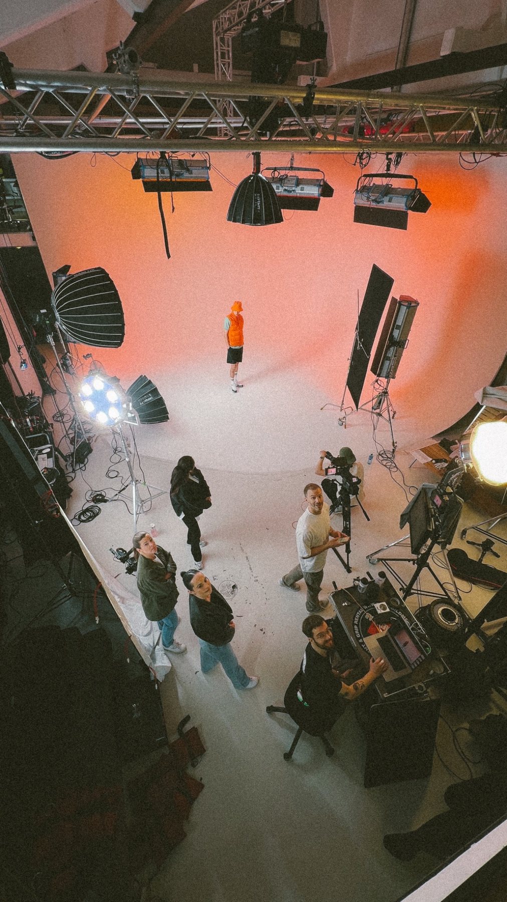 Inspelning i studio med orange ljus