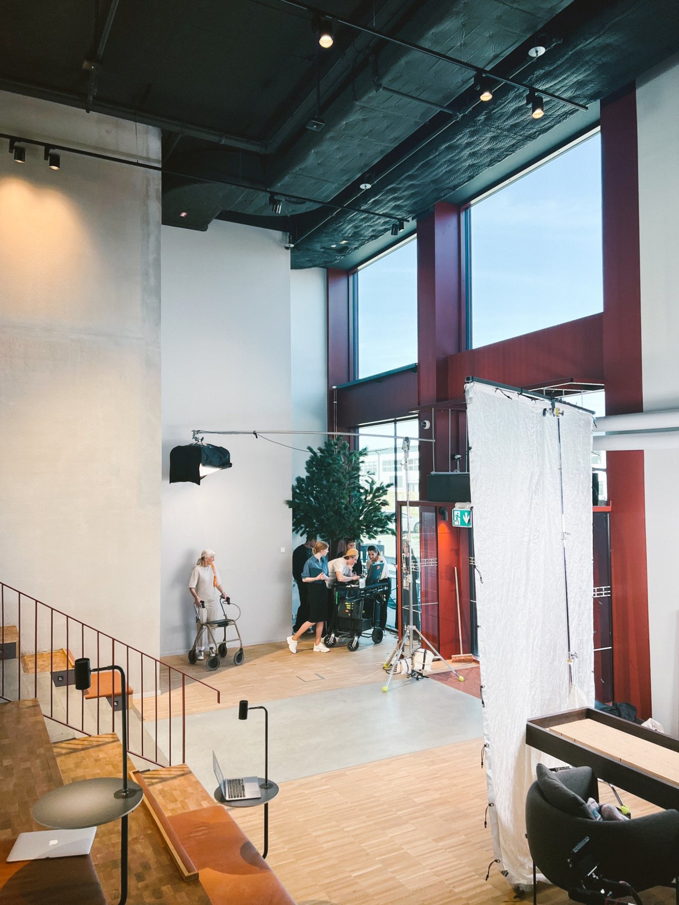 Inspelning i en ljus studio med stora fönster