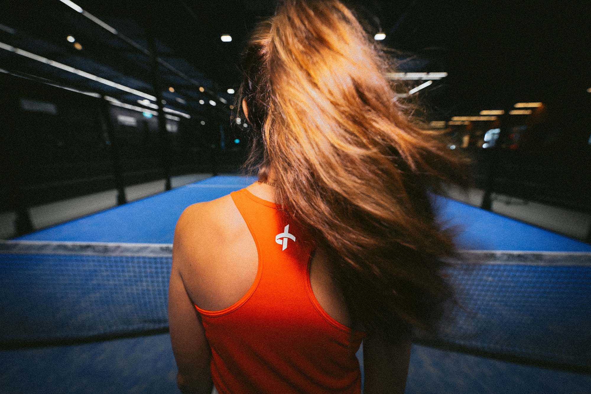Padelspelare med flygande hår
