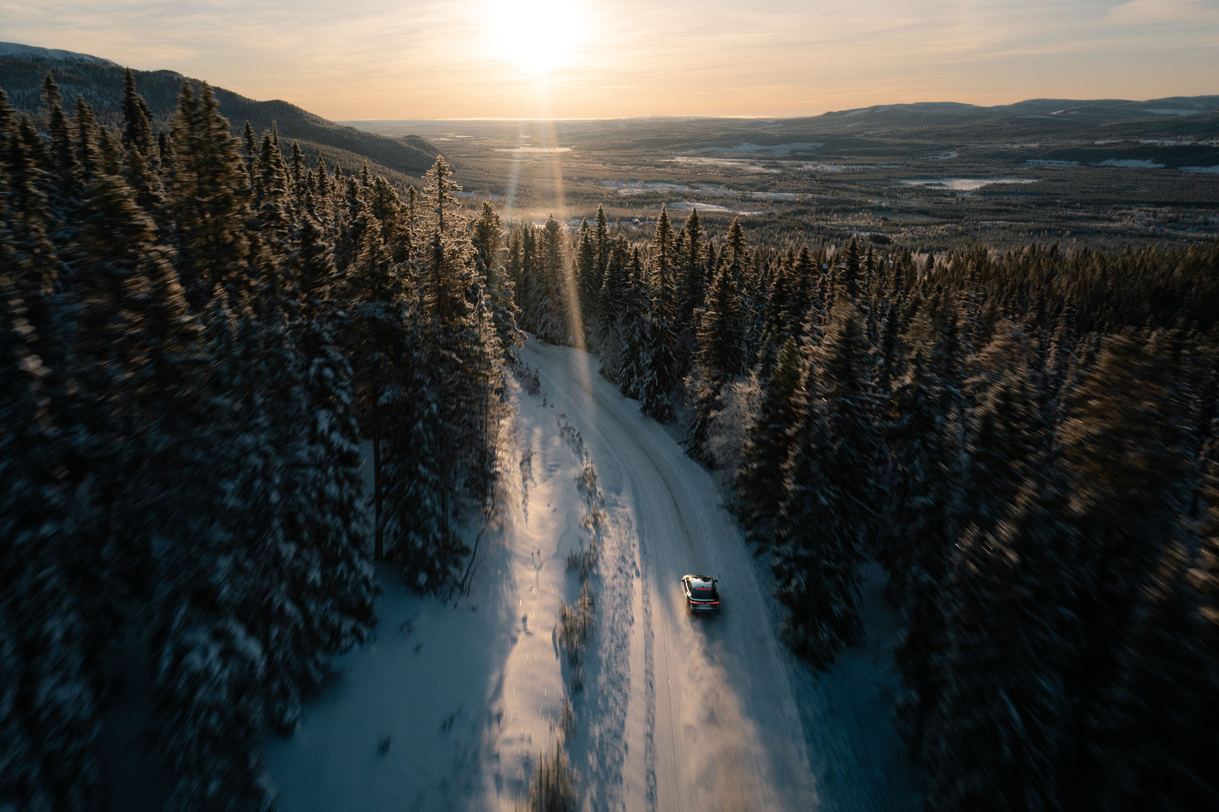 Flygbild över vinterväg genom skog