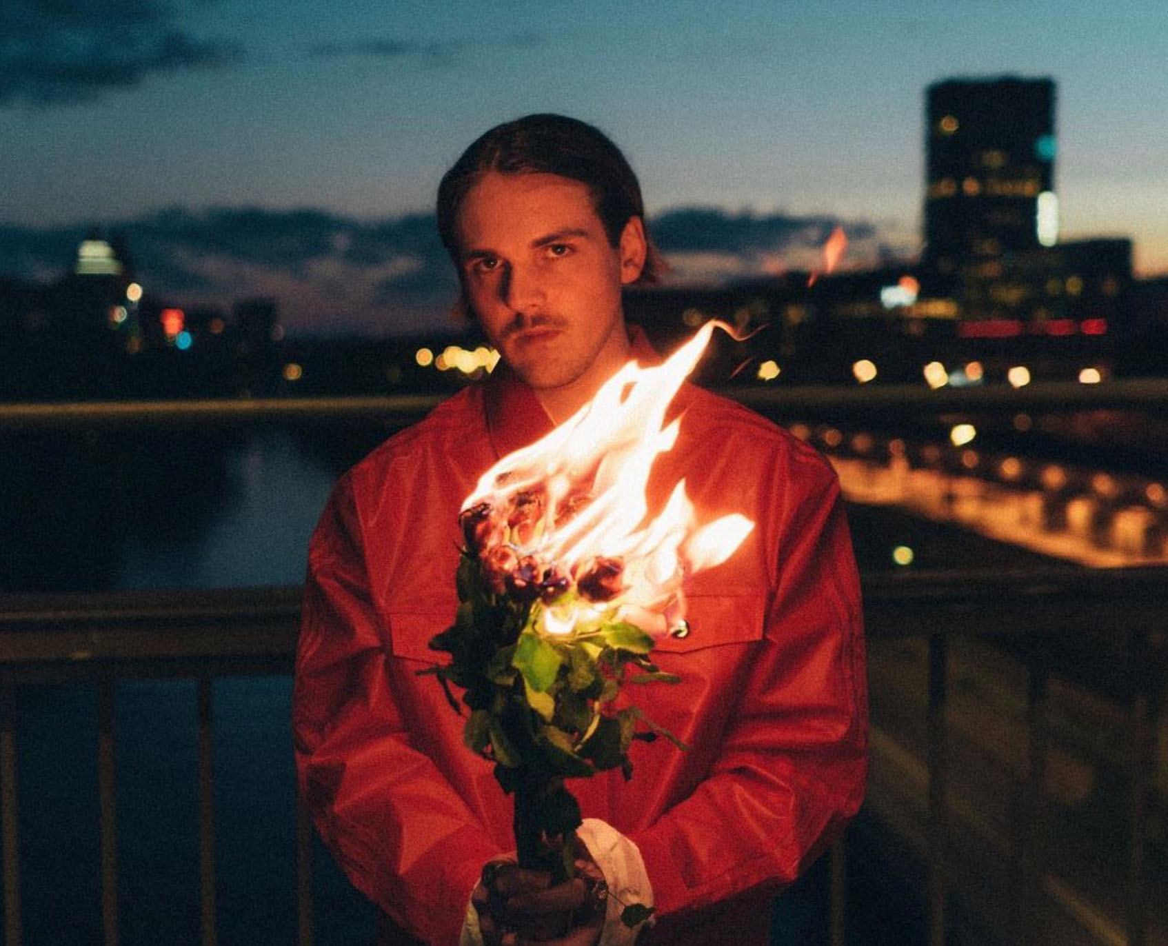 Porträtt med brinnande blommor