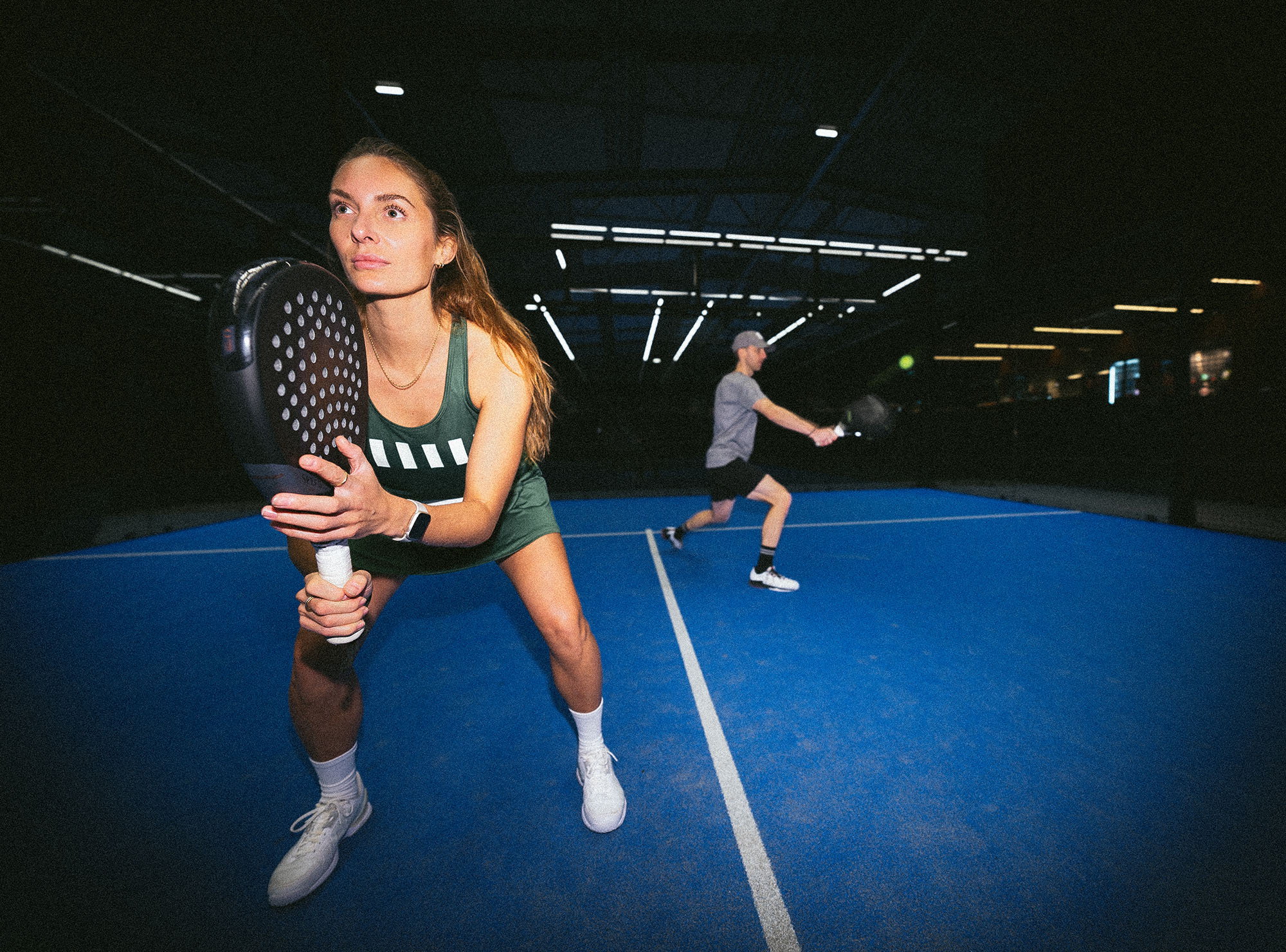 Padelspelare i blå hall