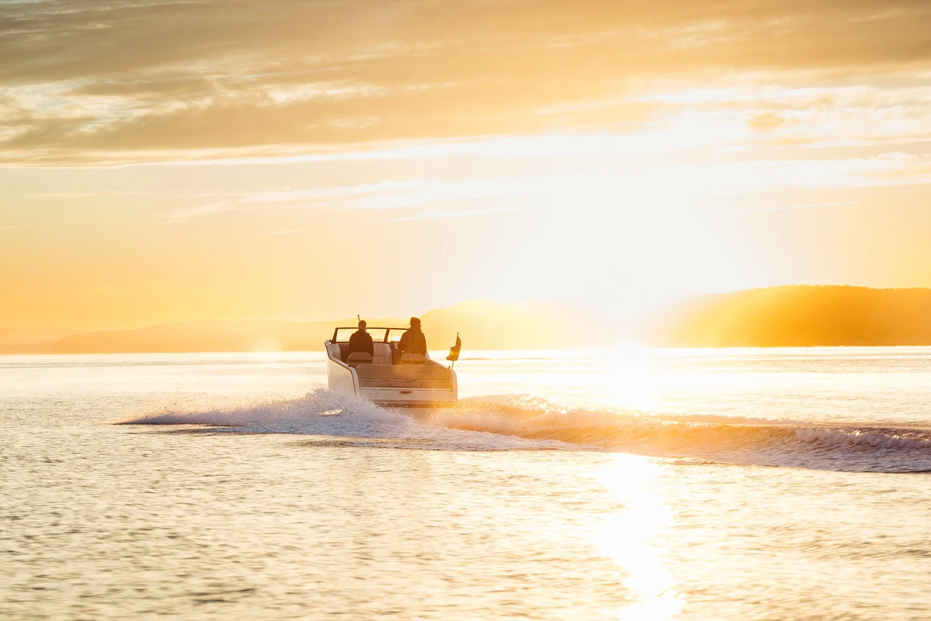 X Shore i motljus på havet