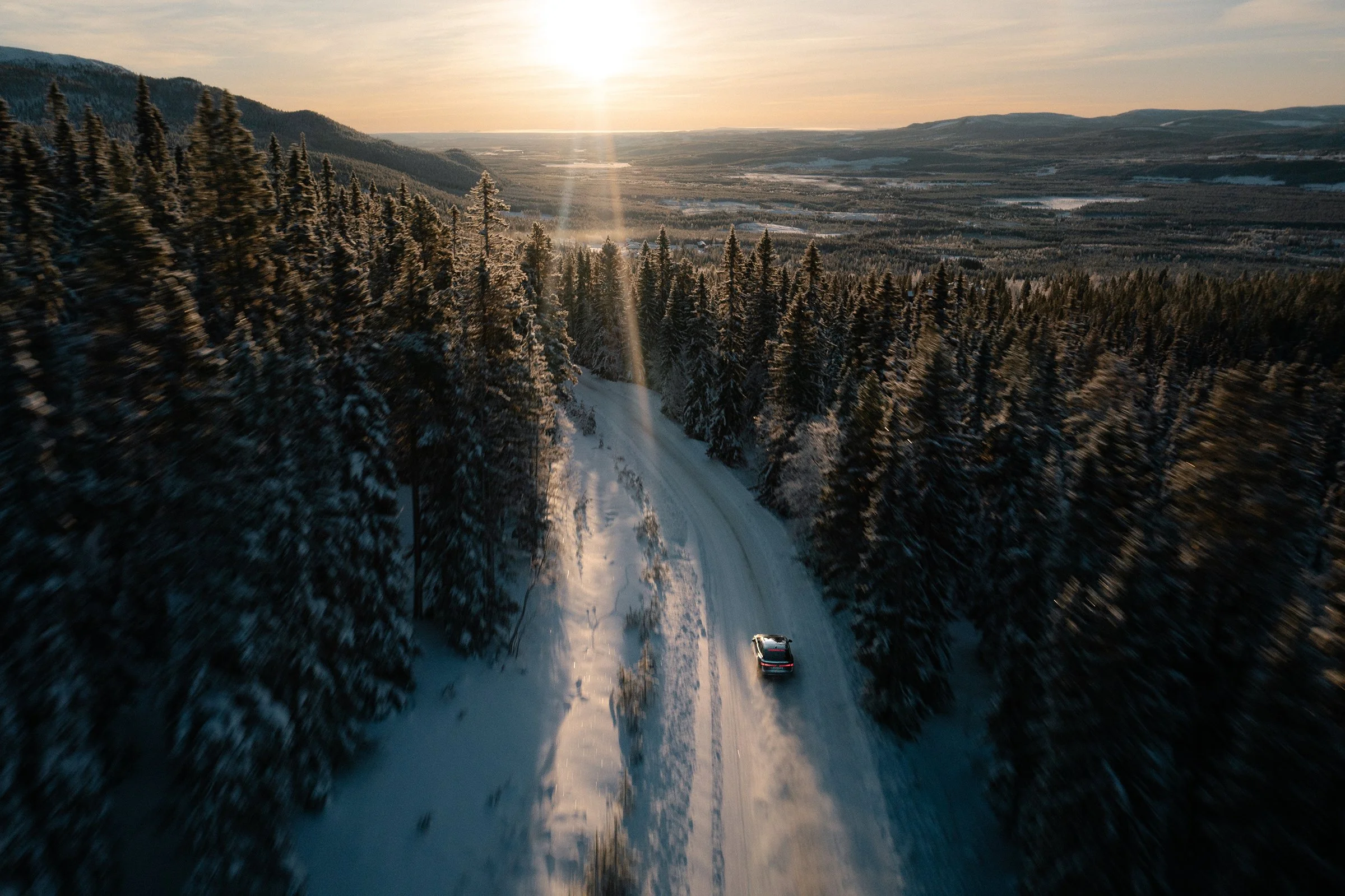 Flygbild över vinterväg med Volkswagen ID.7