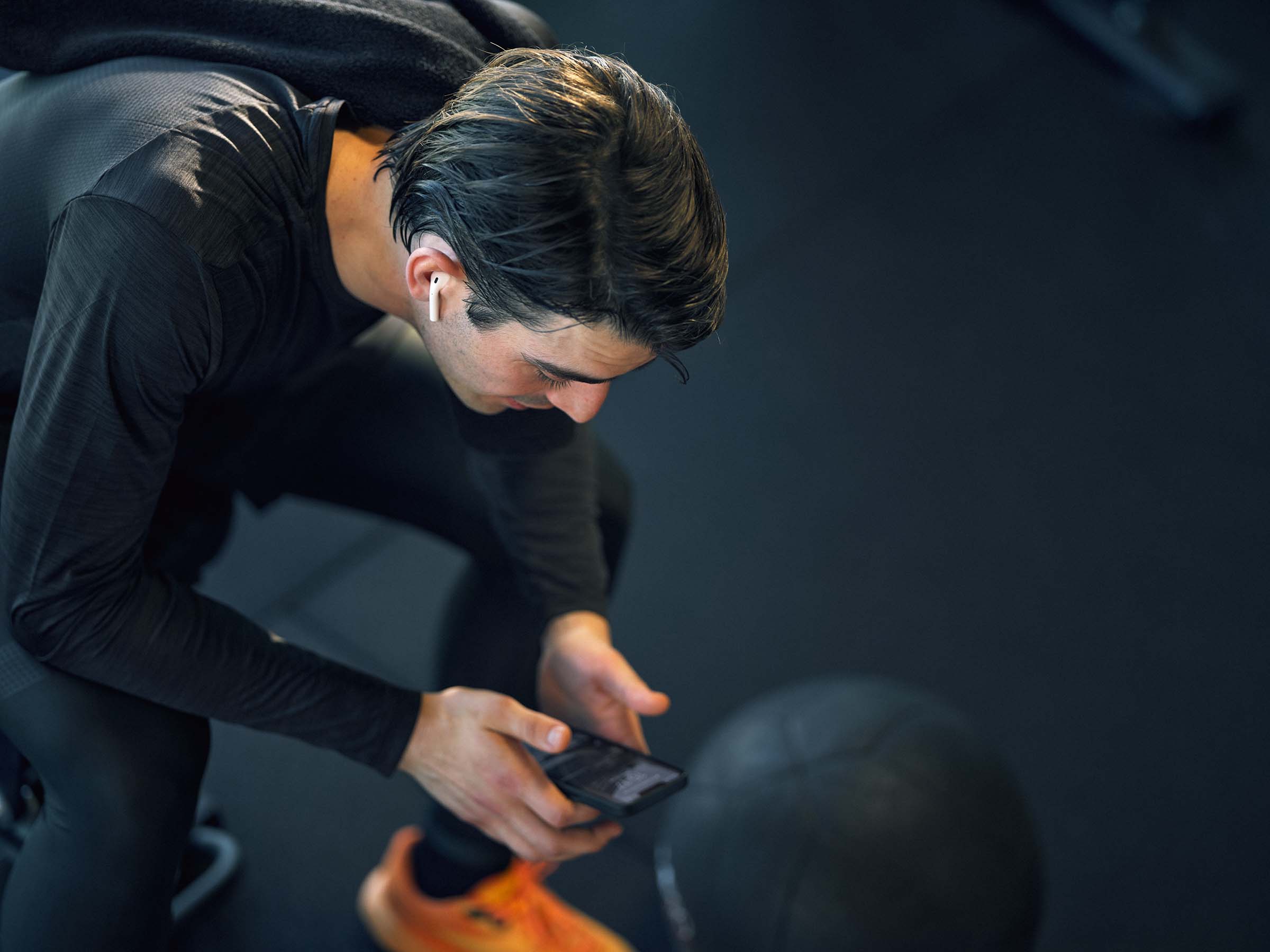 Man med mobil i ett gym