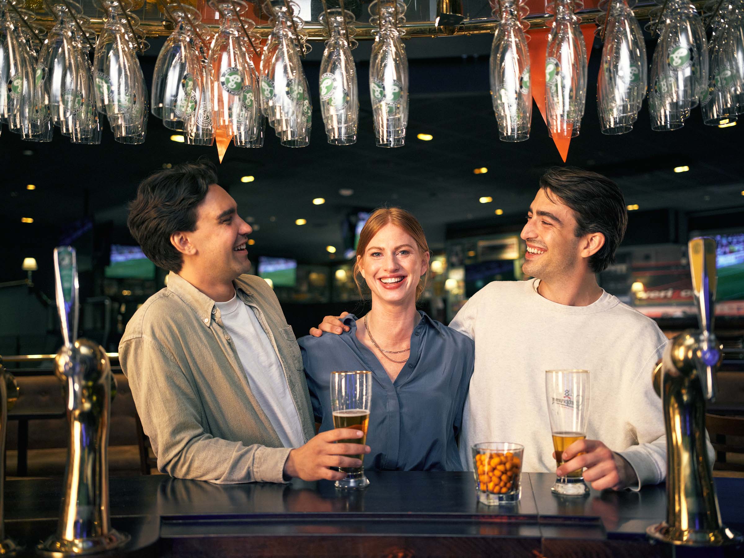 Tre vänner i en bar