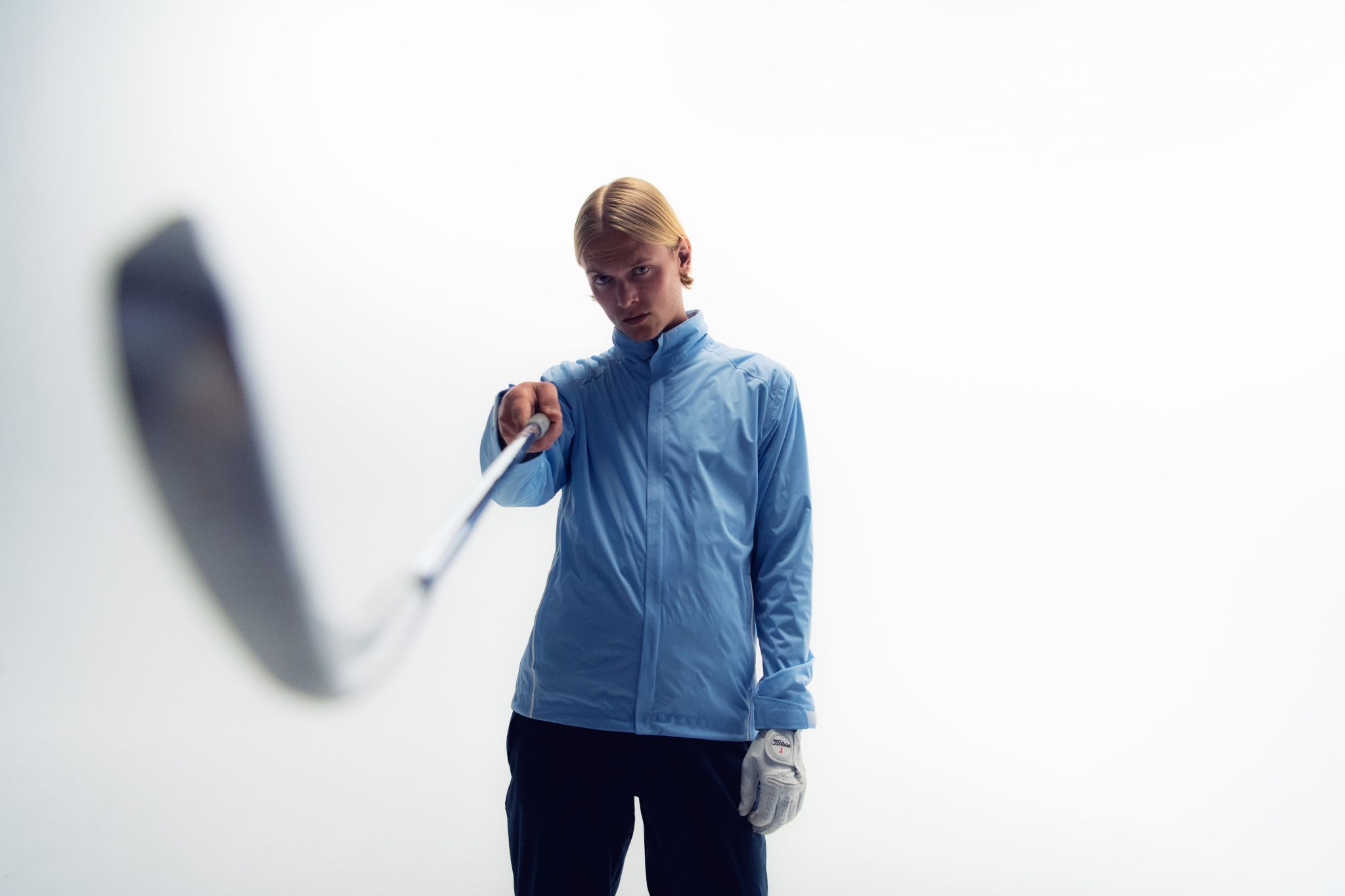 Golfare i blå jacka