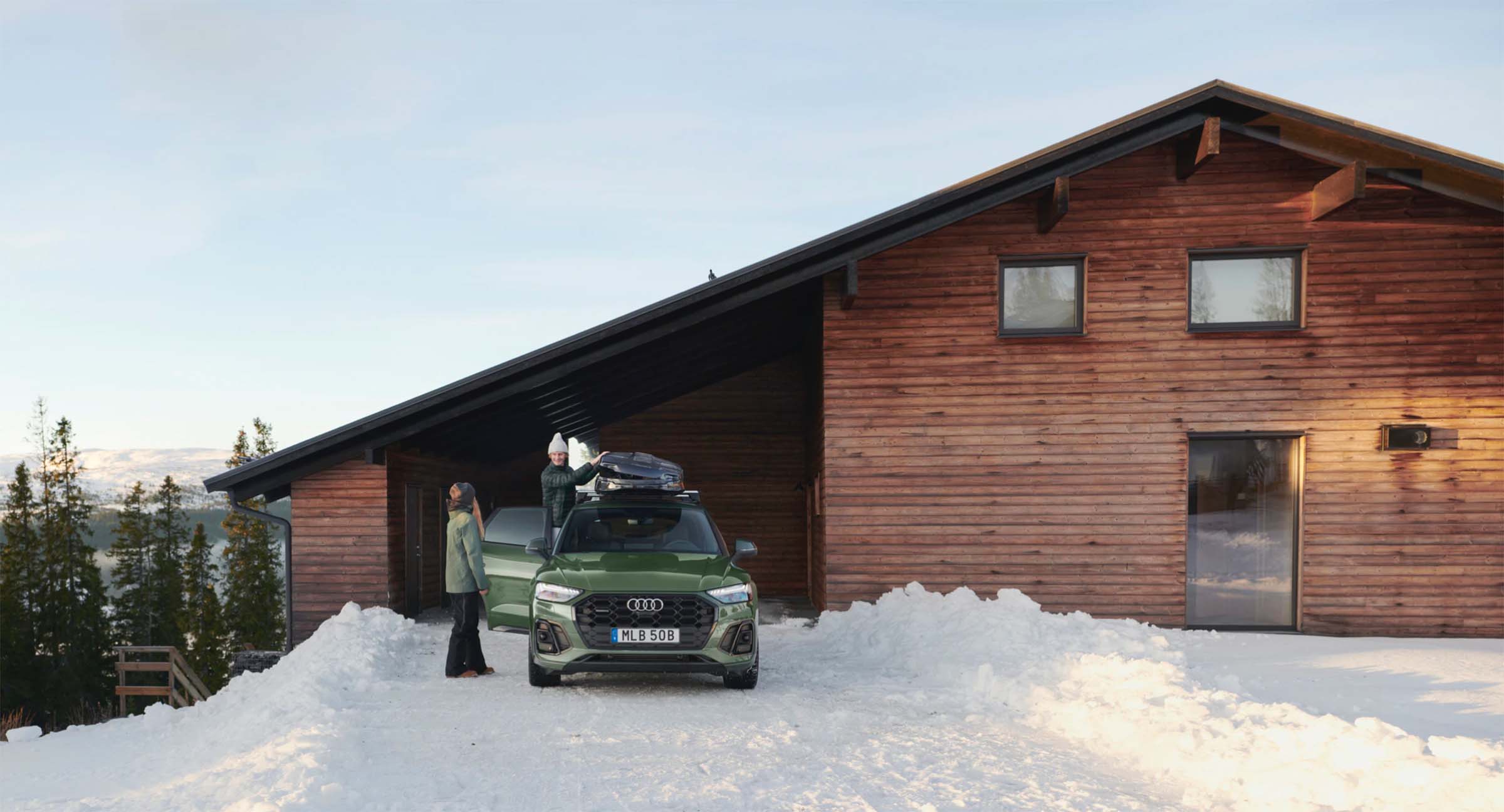 Audi Q5 vid en stuga i snön