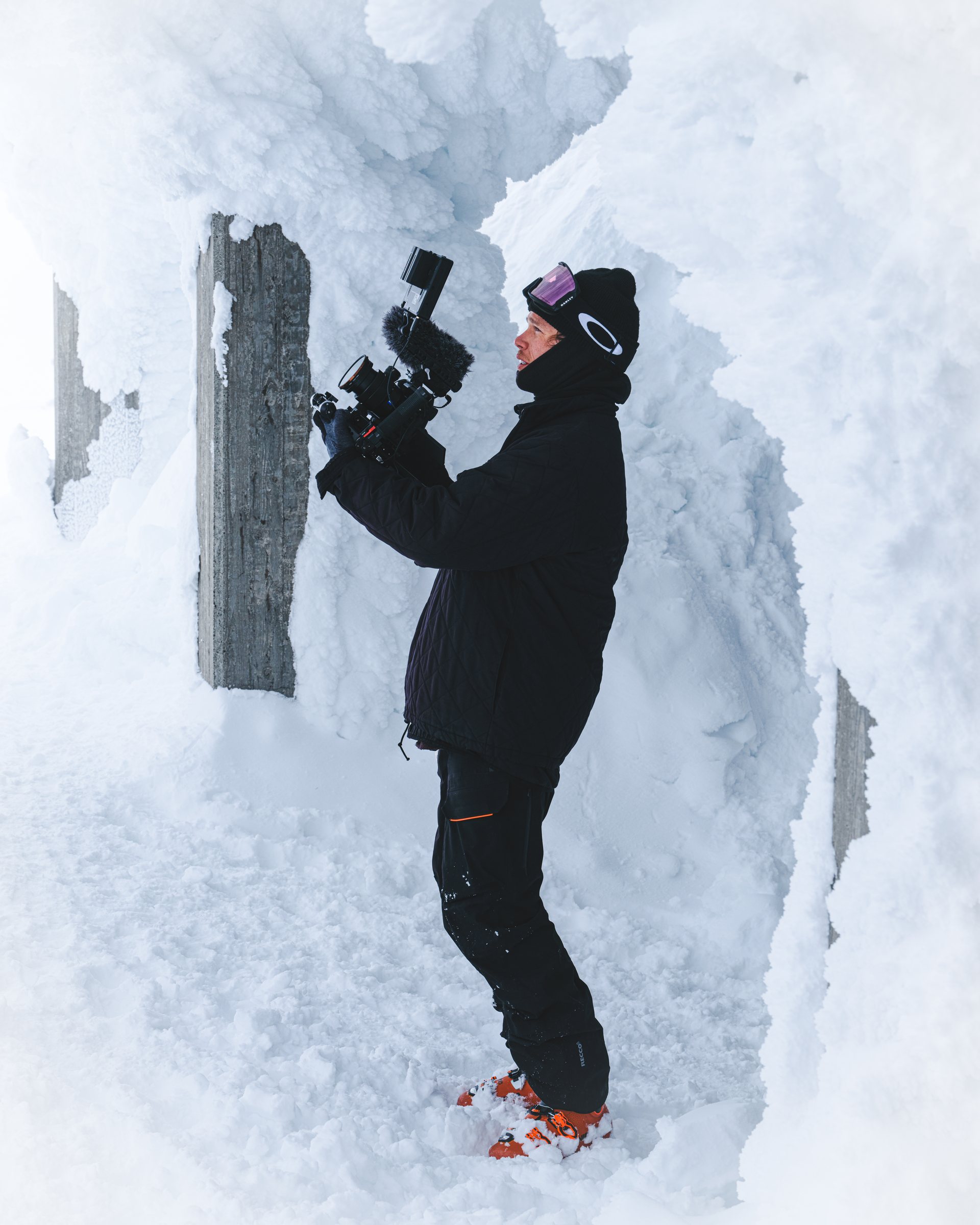 Filmare med kamera i en snögrotta