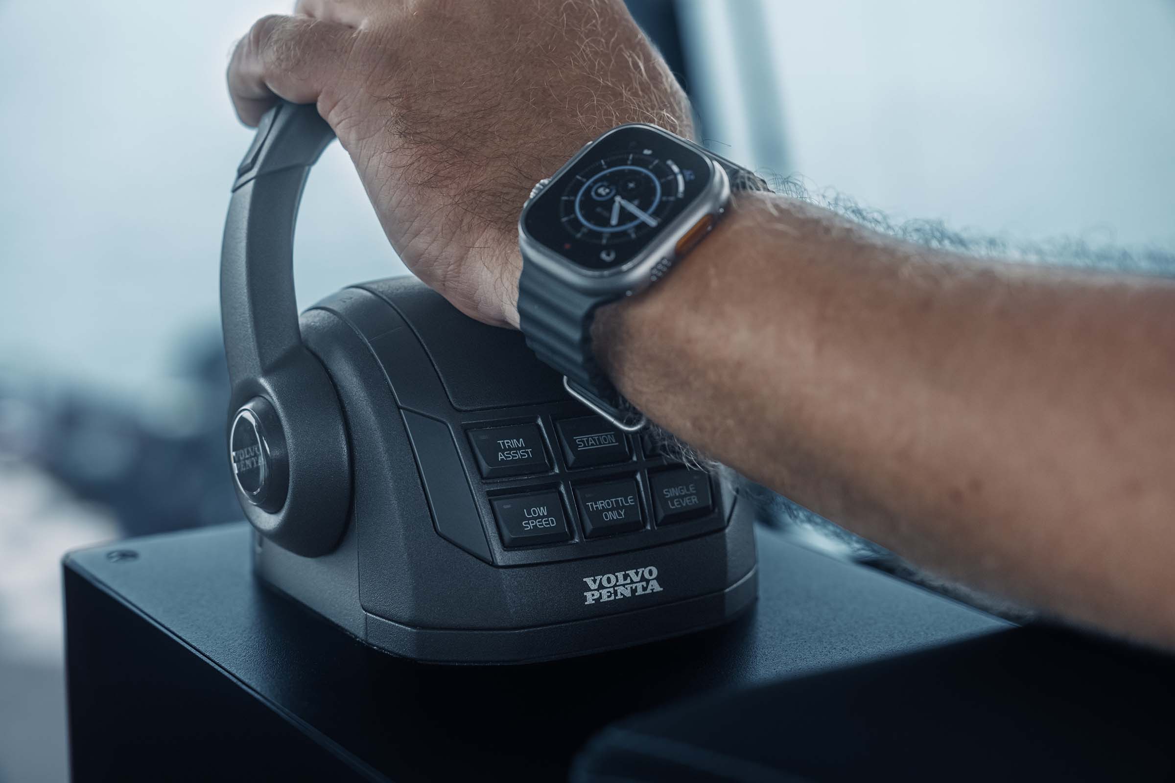 Hand på Volvo Pentas joystick