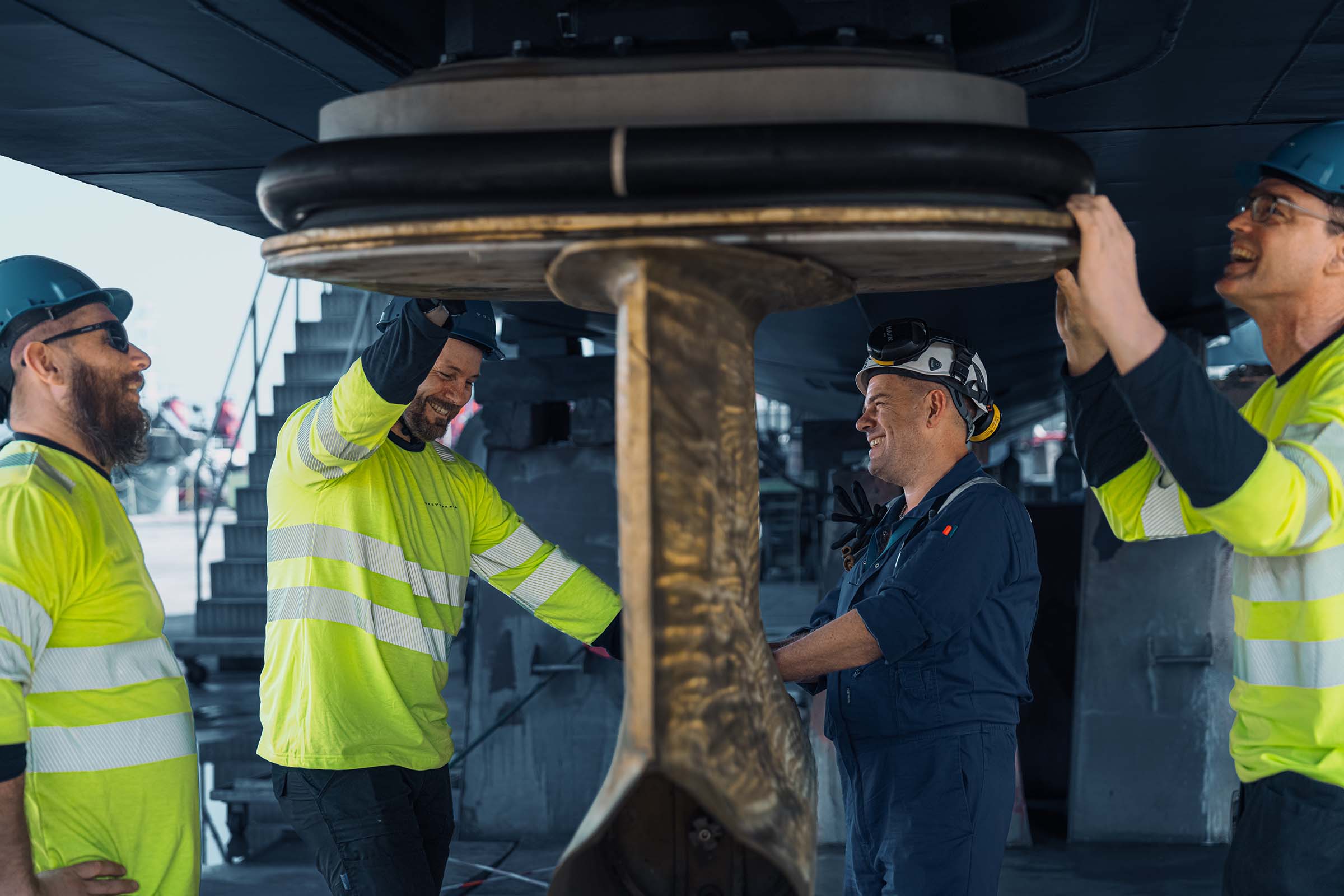Tekniker vid propelleraxeln på varvet