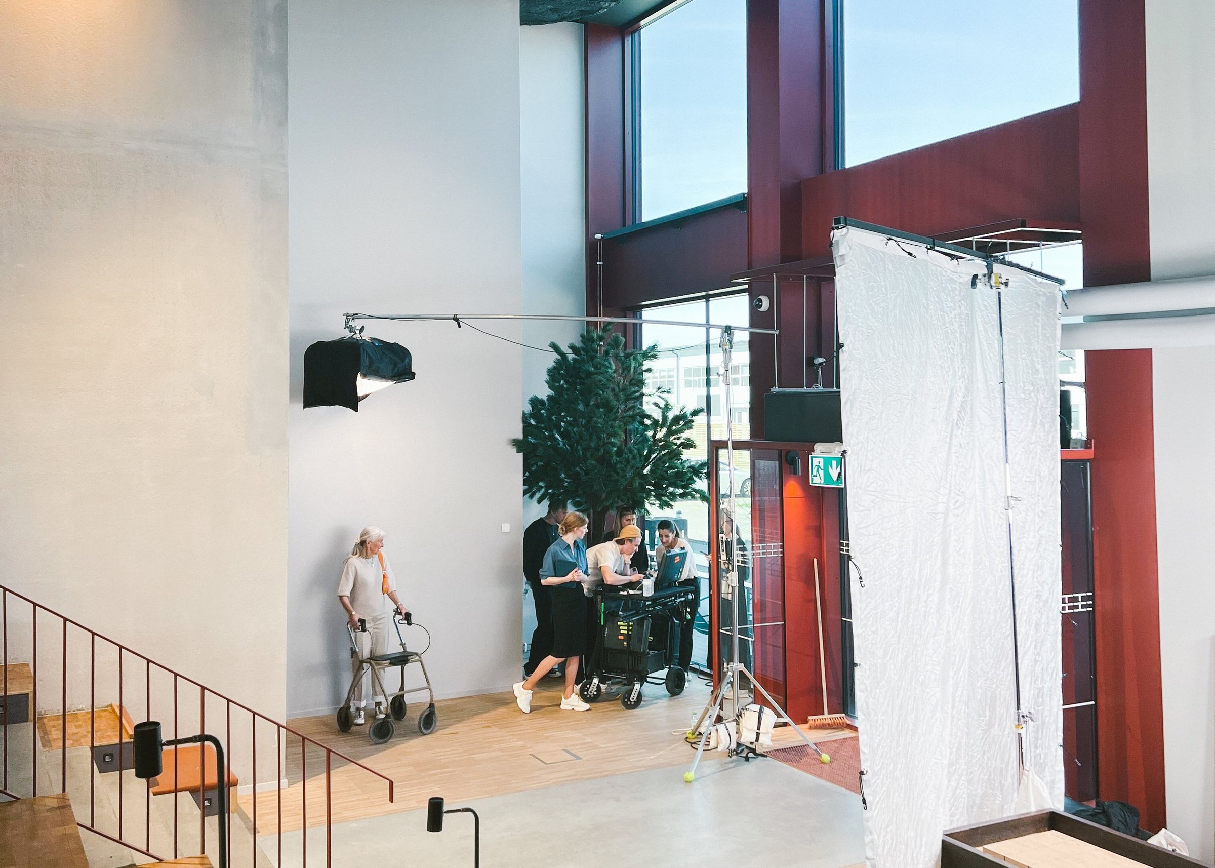 Bakom kameran: inspelning i en ljus lobby