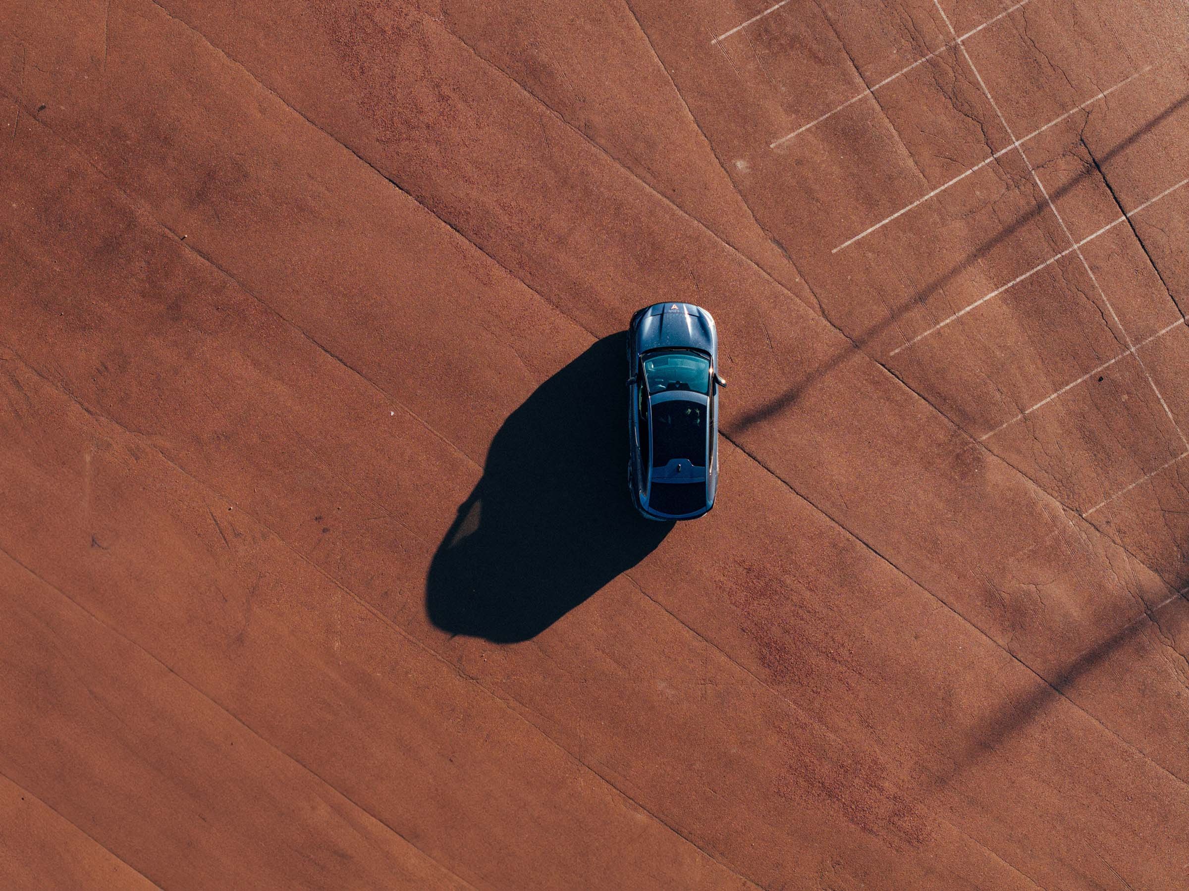 CUPRA uppifrån på en röd parkeringsyta