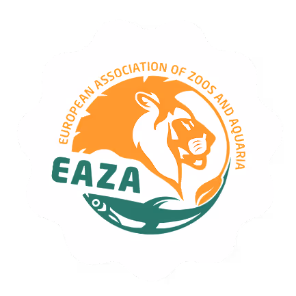 Logo de l'Association Européenne des Zoos et Aquariums avec une tête de lion orange et un poisson vert stylisé.