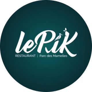 Logo du restaurant Le Pik avec un oiseau perché sur la lettre K, fond vert foncé.