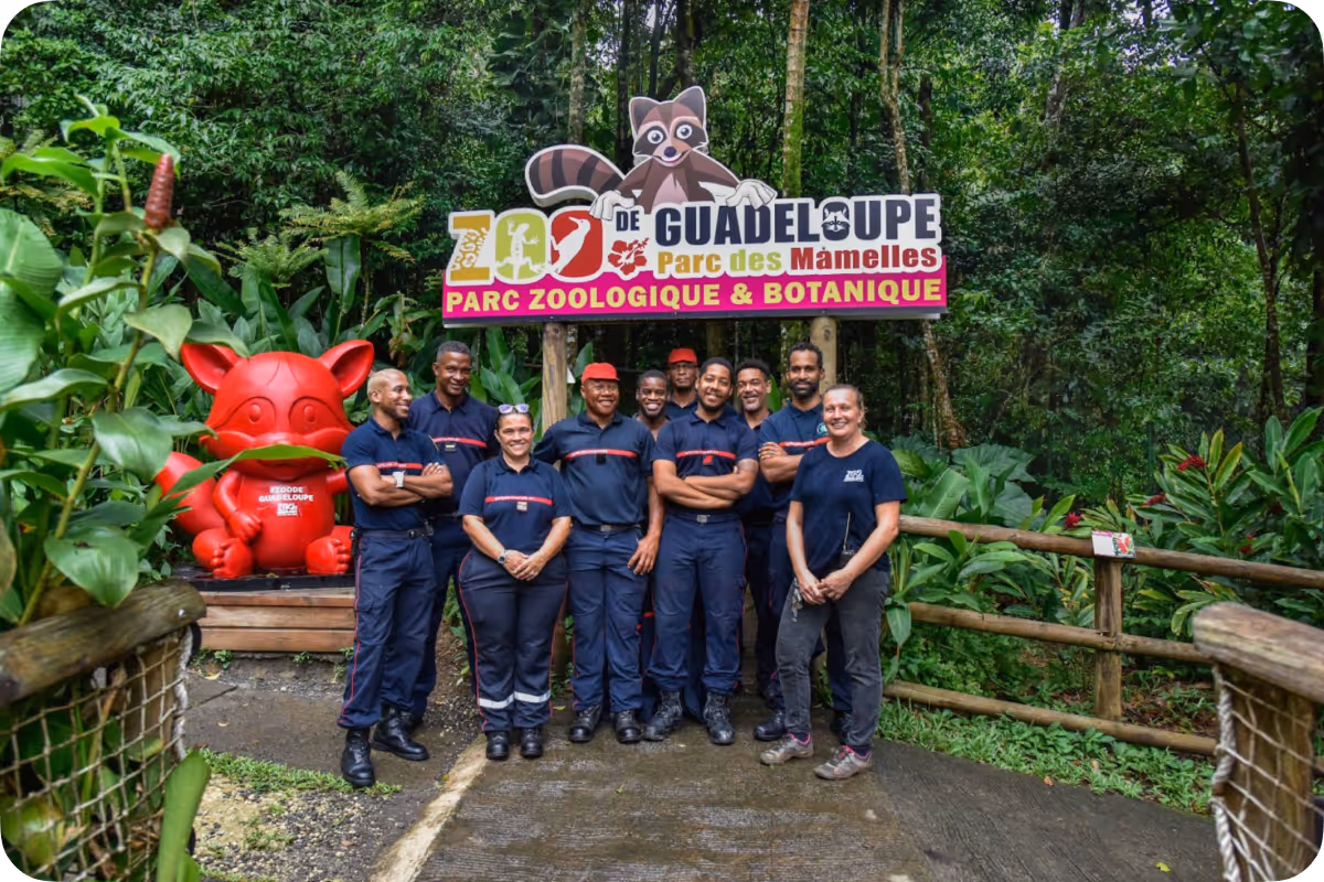 équipe de pompiers à l'entrée du zoo de Guadeloupe
