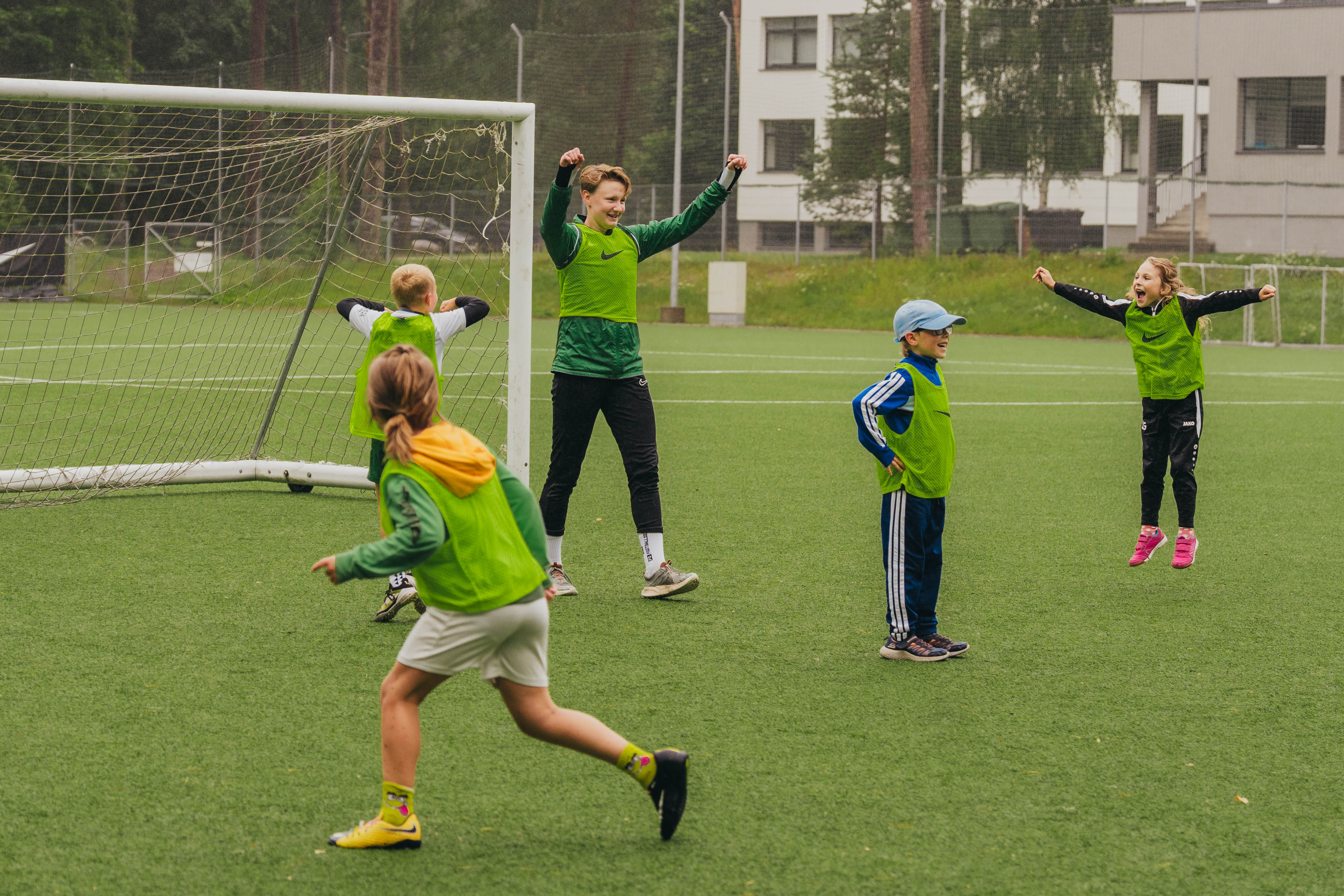 Treener ja lapsed rõõmustavad FC Elva trennis