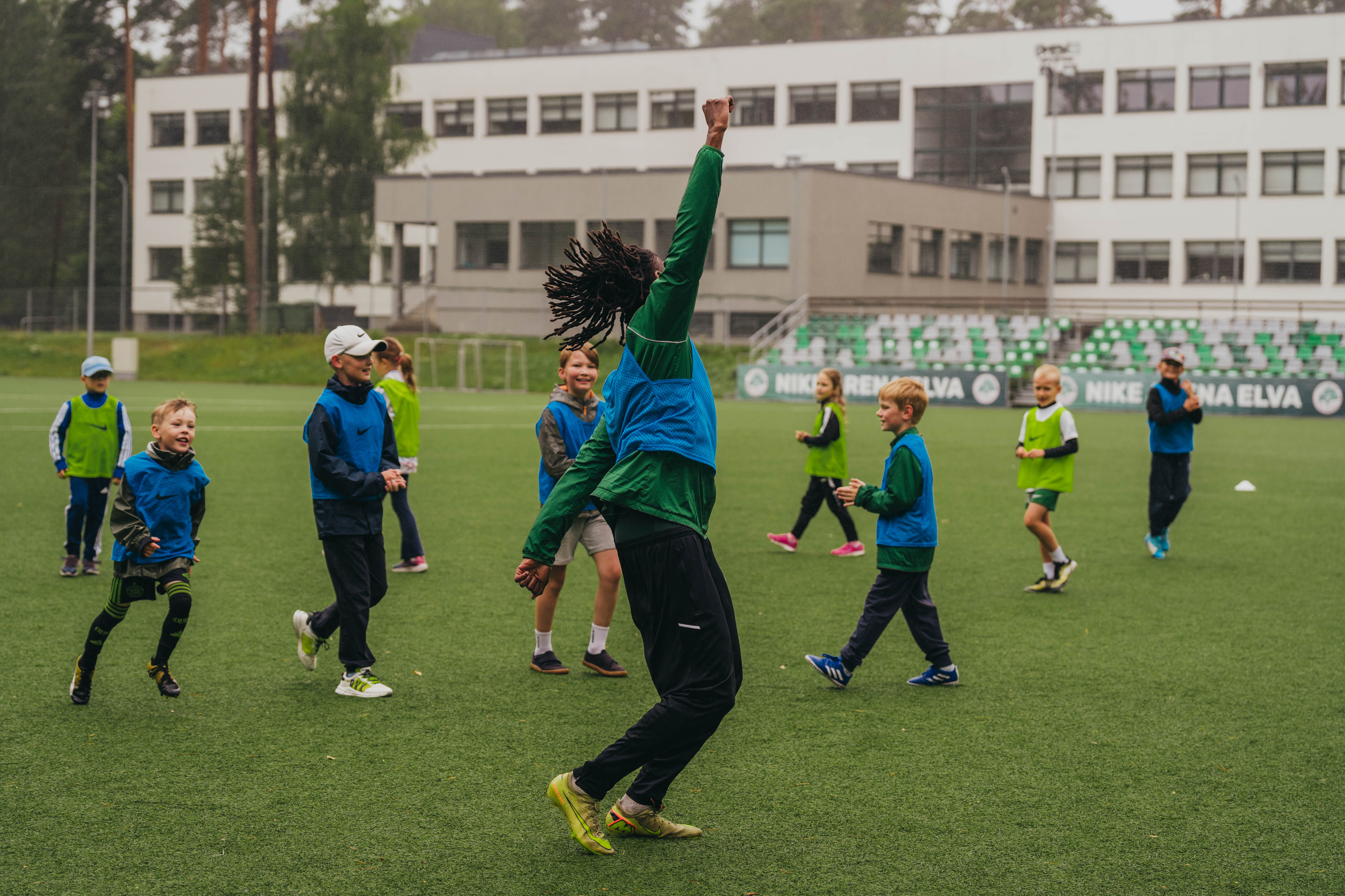 FC Elva treener ja lapsed rõõmustavad trennis