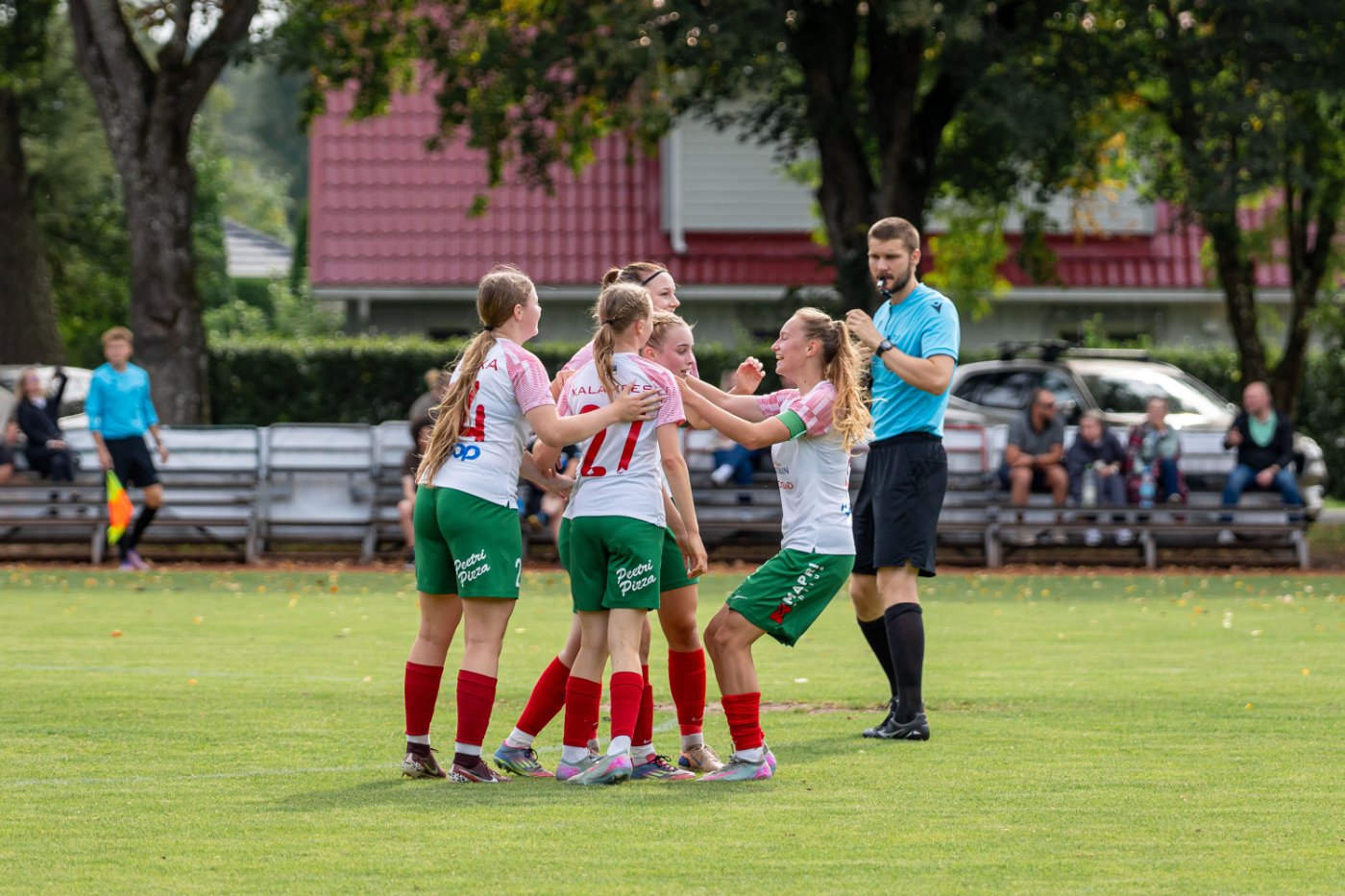 FC Elva naiskond tähistab väravat