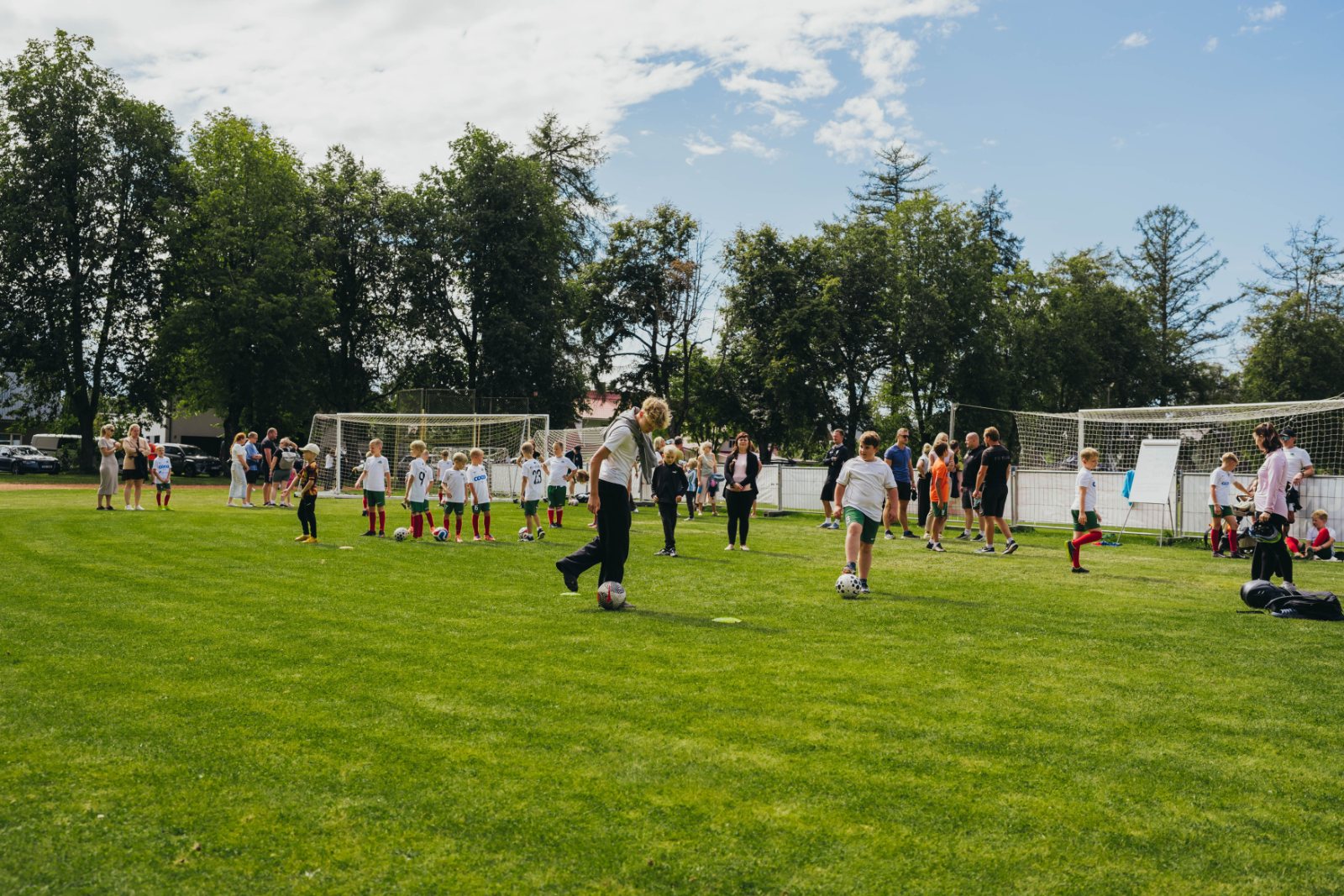 Lapsed jalgpalliväljakul Elvas