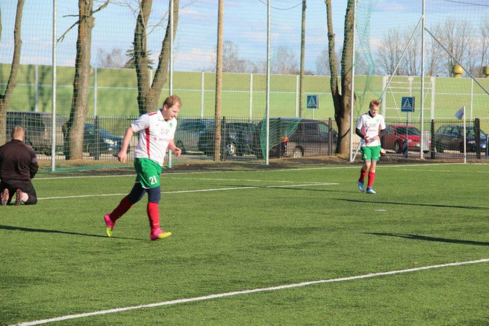 FC Elva II korjas tuulisest mängust punkti